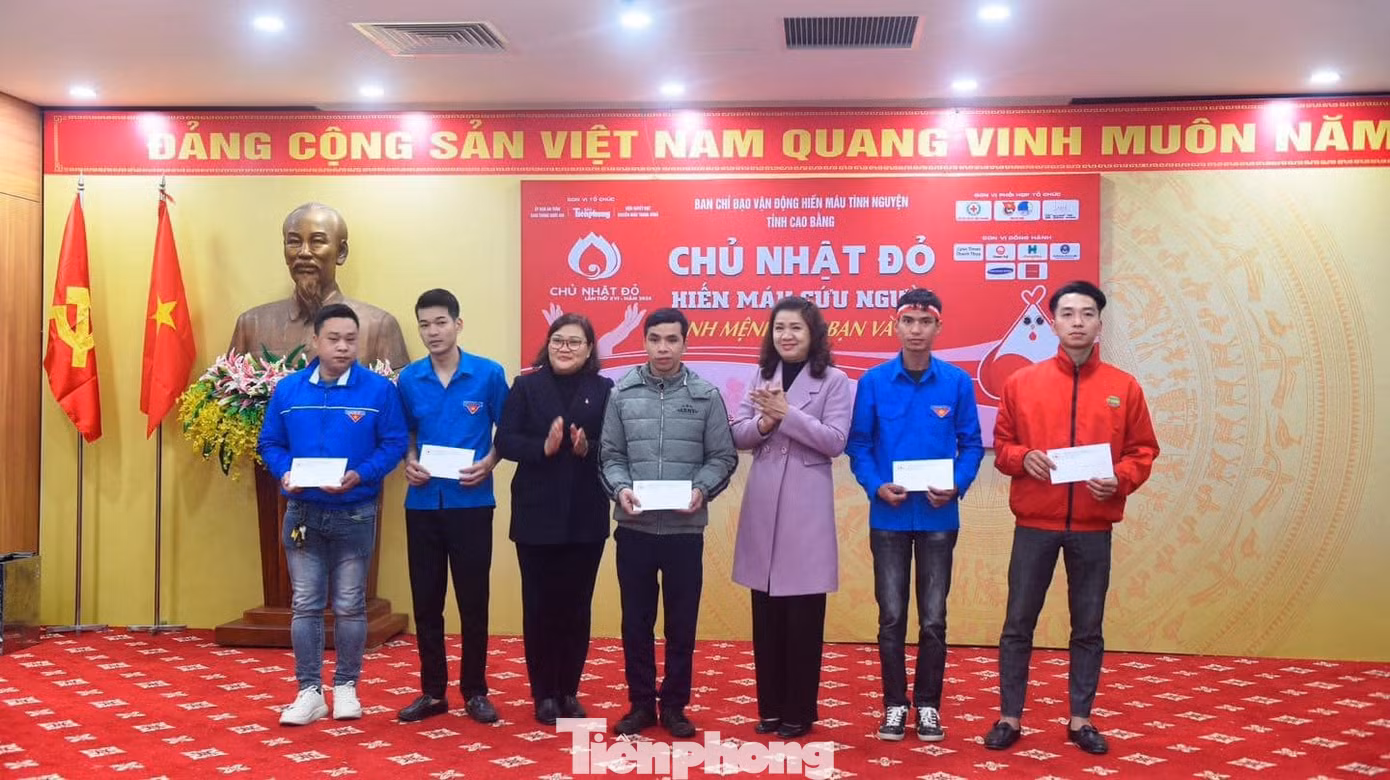Tuyên dương các đoàn viên, thanh niên tích cực hiến máu cứu người