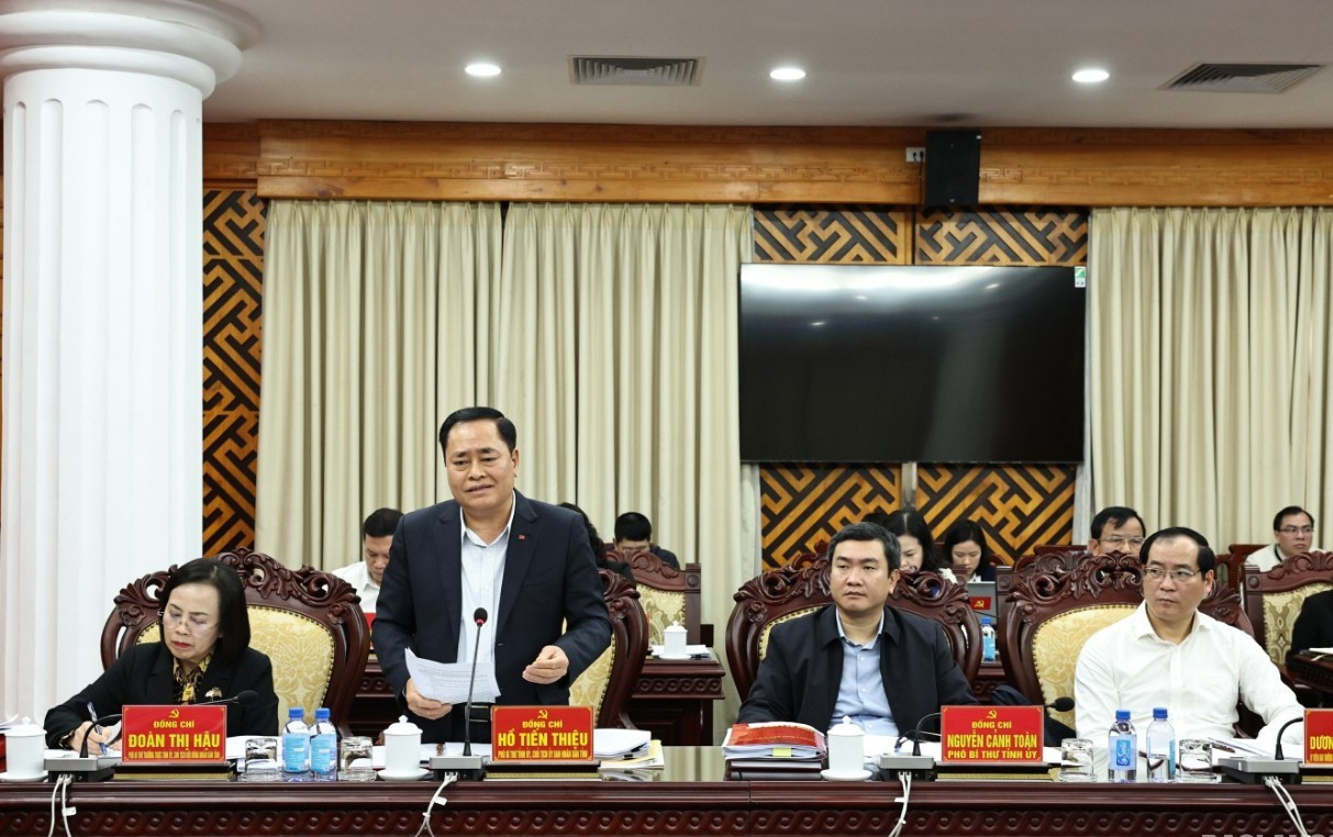 Chủ tịch UBND tỉnh Lạng Sơn Hồ Tiến Thiệu trao đổi làm rõ một số vấn đề mà đoàn kiểm tra quan tâm. Chủ tịch UBND tỉnh Lạng Sơn Hồ Tiến Thiệu trao đổi làm rõ một số vấn đề mà đoàn kiểm tra quan tâm.