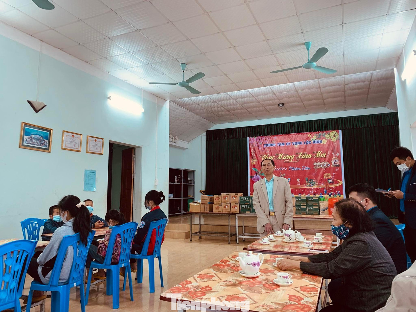 Thay mặt đoàn thiện nguyện, nhà báo Nguyễn Duy Chiến (đứng, giữa) cho biết, chăm lo cho đối tượng thanh thiếu niên là trách nhiệm của cộng đồng, tổ chức Đoàn, mong muốn sẽ có nhiều tập thể, cá nhân, nhà hảo tâm quan tâm, giúp đỡ các em ở Trung tâm Hy Vọng Lộc Bình -Ảnh: PV