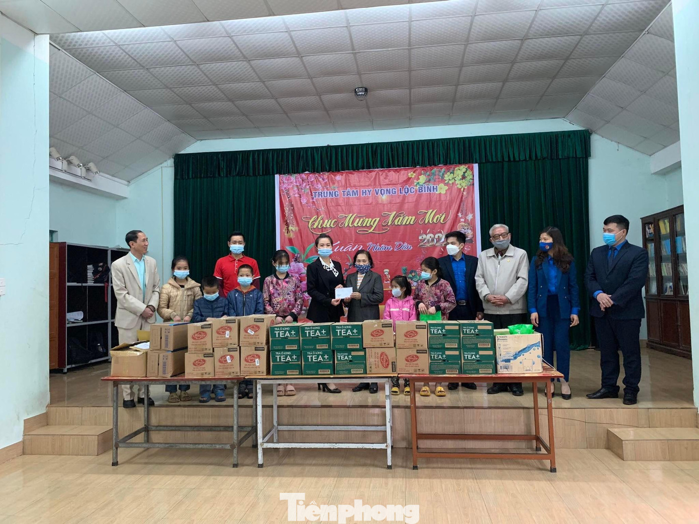 Nhà xe Vân Hà, thành phố Lạng Sơn trao quà cho Trung tâm Hy Vọng Lộc Bình -Ảnh: Duy Chiến