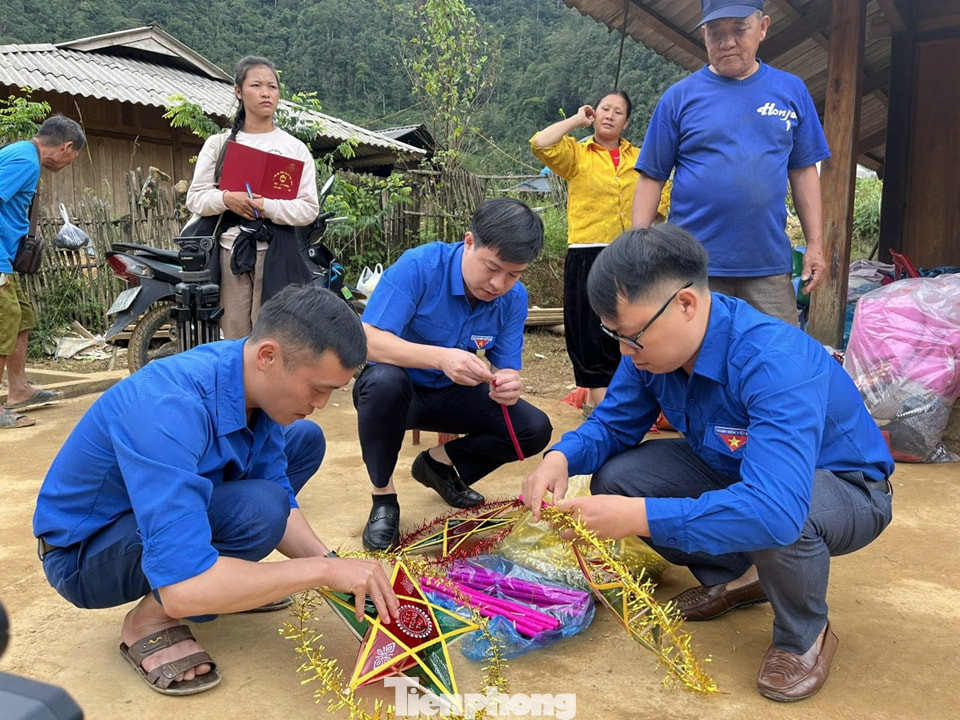 Chung tay chuẩn bị Trung thu cho trẻ em vùng lũ Cao Bằng.