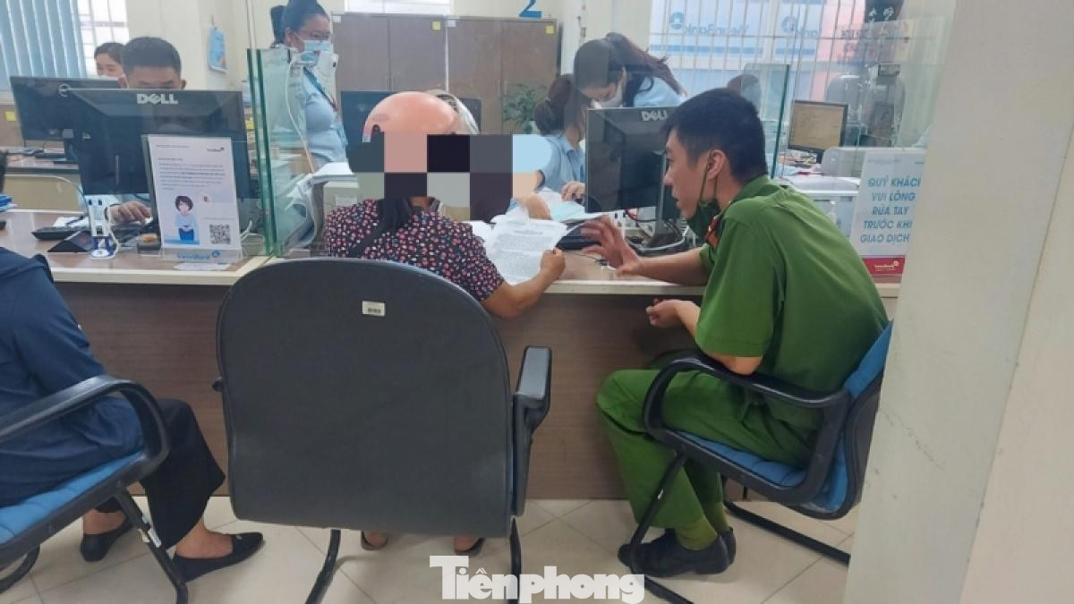 Cán bộ công an tỉnh Cao Bằng kịp thời giải thích cho bà H (giữa) về hành vi lừa đảo qua mạng của một số kẻ xấu -Ảnh: CB