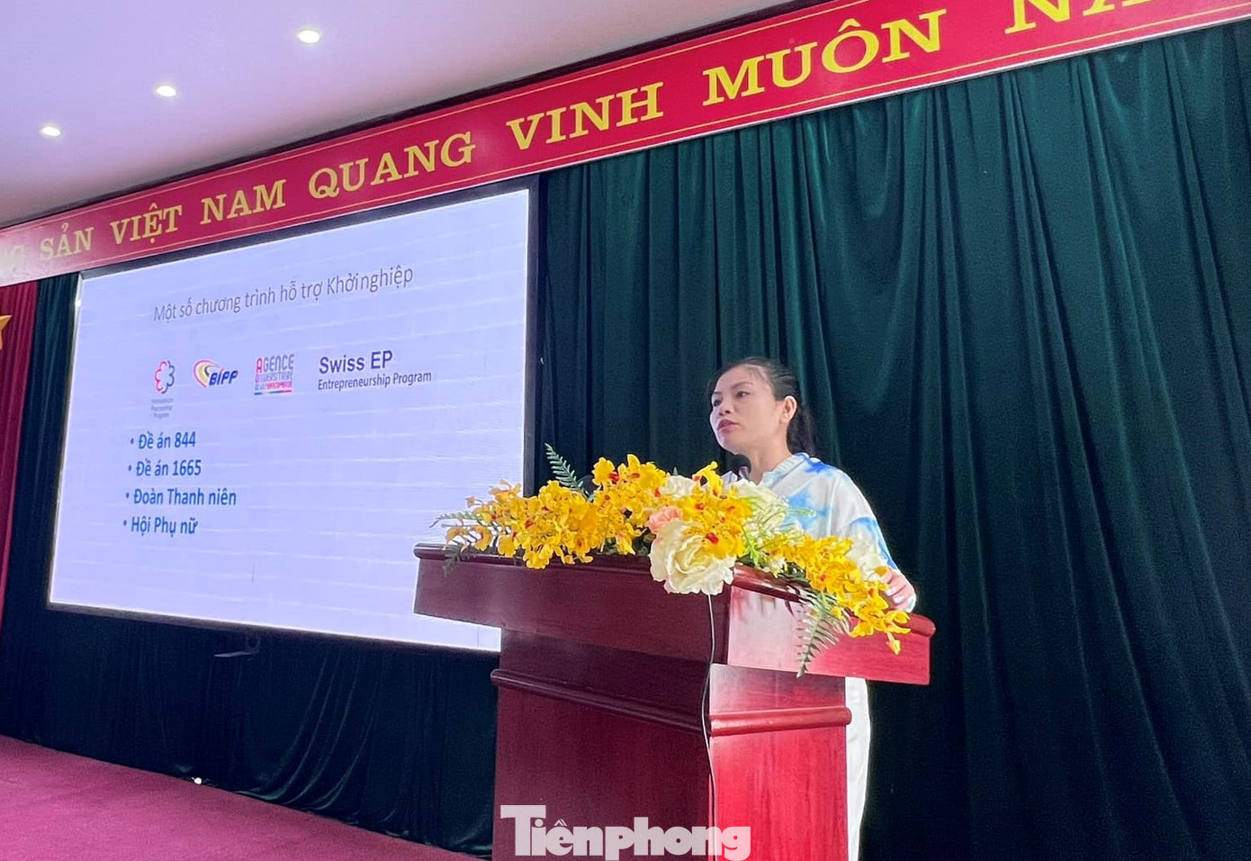 Chuyên gia lên lớp dạy kiến thức khởi nghiệp cho thanh niên Lạng Sơn. Ảnh: Duy Chiến