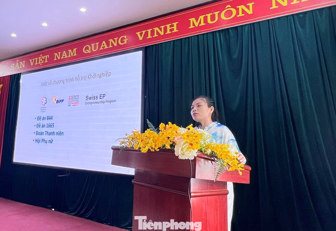 Chuyên gia lên lớp dạy kiến thức khởi nghiệp cho thanh niên Lạng Sơn. Ảnh: Duy Chiến