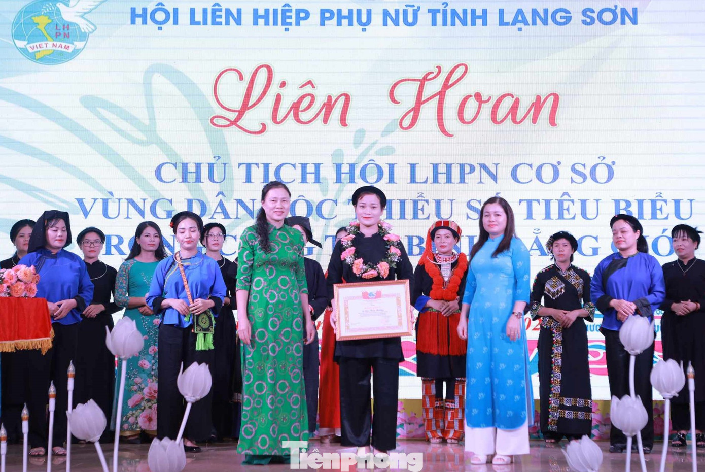 Tôn vinh 20 chủ tịch Hội phụ nữ cơ sở ở Lạng Sơn. Ảnh: Duy Chiến Tôn vinh 20 chủ tịch Hội phụ nữ cơ sở ở Lạng Sơn. Ảnh: Duy Chiến