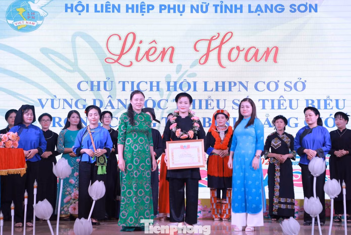 Tôn vinh 20 chủ tịch Hội phụ nữ cơ sở ở Lạng Sơn. Ảnh: Duy Chiến