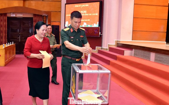 Cán bộ chủ chốt của tỉnh Lạng Sơn tiến hành bầu cử giới thiệu cán bộ quy hoạch Ủy viên trung ương. Ảnh: Duy Chiến