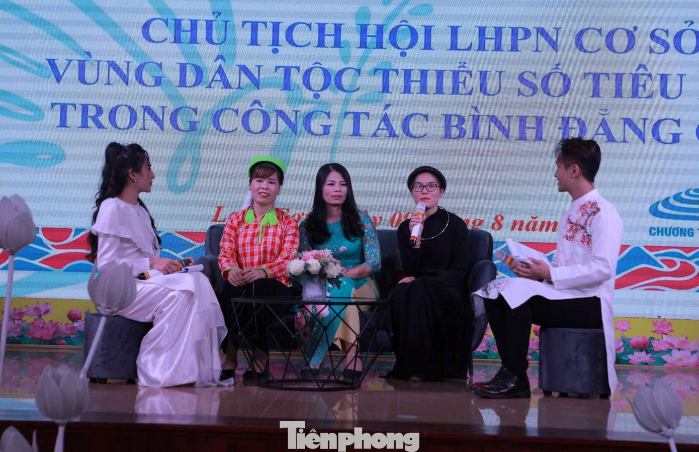 Các Chủ tịch Hội phụ nữ là người dân tộc thiểu số ở Lạng Sơn giao lưu, trao đổi công việc. Ảnh: Duy Chiến Các Chủ tịch Hội phụ nữ là người dân tộc thiểu số ở Lạng Sơn giao lưu, trao đổi công việc. Ảnh: Duy Chiến