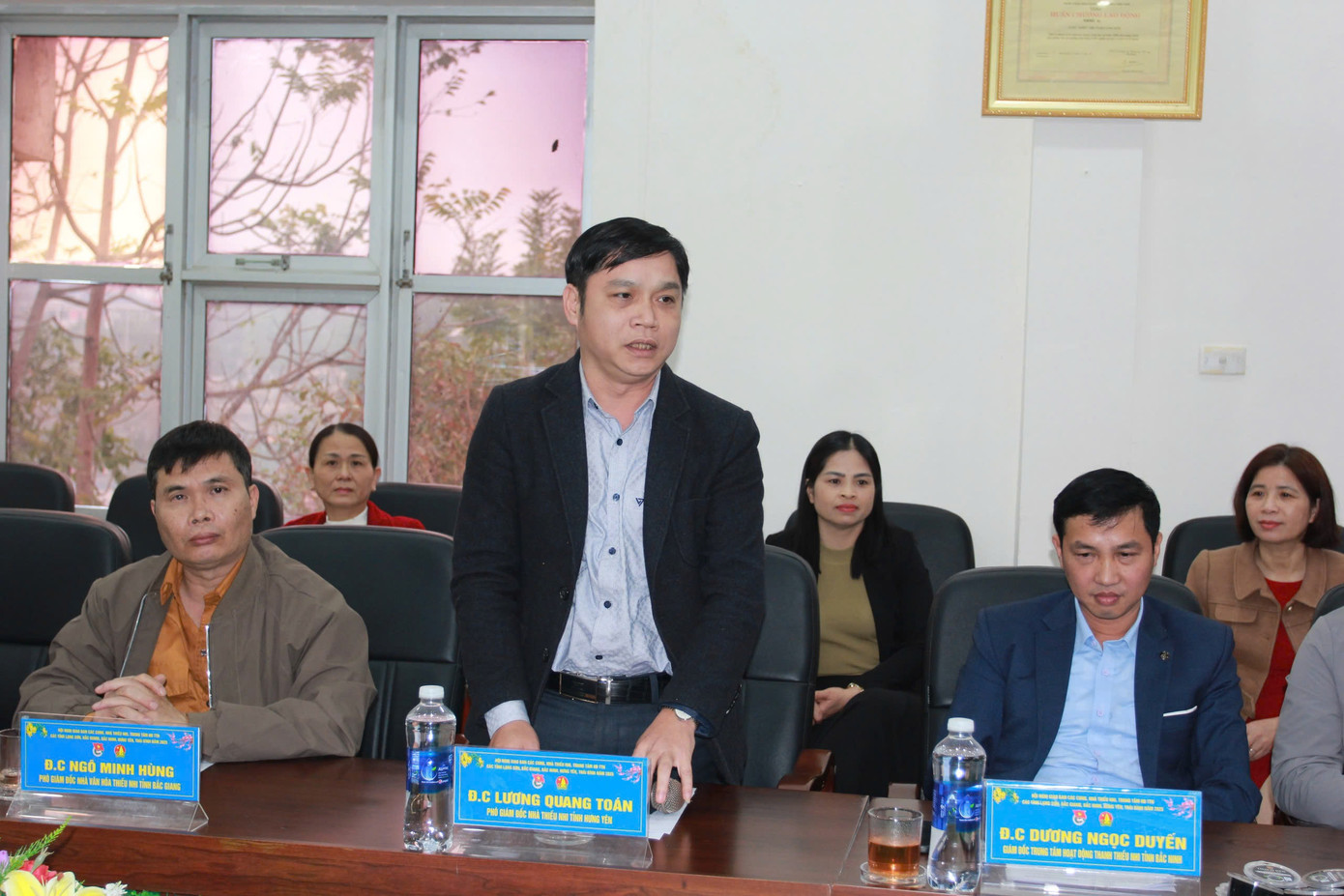 Lãnh đạo nhà văn hóa thiếu nhi tỉnh Hưng Yên trao đổi kinh nghiệm.