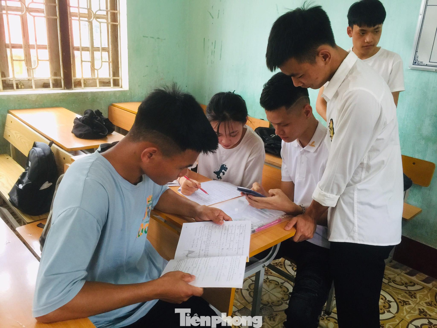 Sau bữa ăn trưa, các em tranh thủ trao đổi, ôn môn thi Toán -Ảnh: Duy Chiến