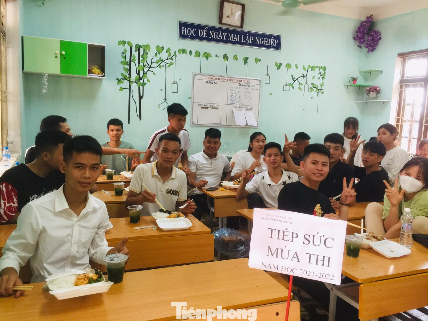 Được tiếp sức mùa thi bằng những suất cơm ngon, lành, các em học sinh lớp 12 Trung tâm GDNN-GDTX huyện Cao Lộc như được tiếp thêm sức mạnh, tự tin để làm tốt các bài thi -Ảnh: Duy Chiến