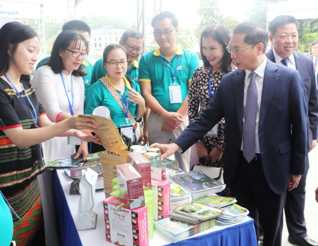 Phó Thủ tướng Bùi Thanh Sơn (ngoài cùng bên phải) tham quan các gian hàng trưng bày.