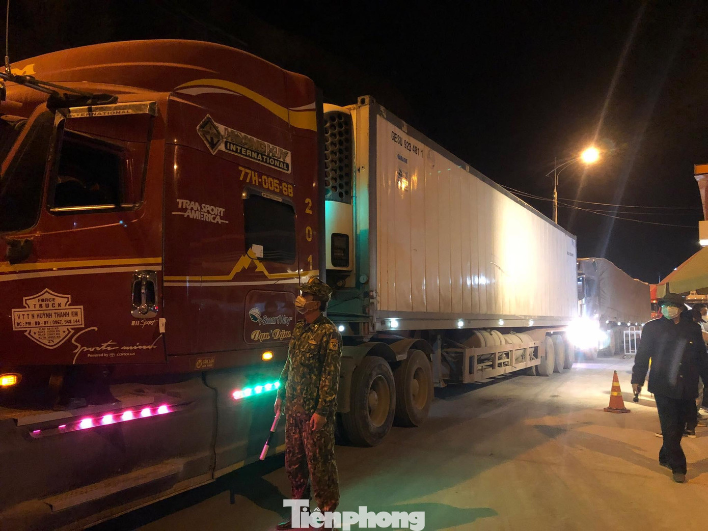 Lực lượng Biên phòng và Hải Quan làm thêm giờ với mong muốn nhiều chuyến hàng được qua biên giới. Ảnh: Duy Chiến Lực lượng Biên phòng và Hải Quan làm thêm giờ với mong muốn nhiều chuyến hàng được qua biên giới. Ảnh: Duy Chiến