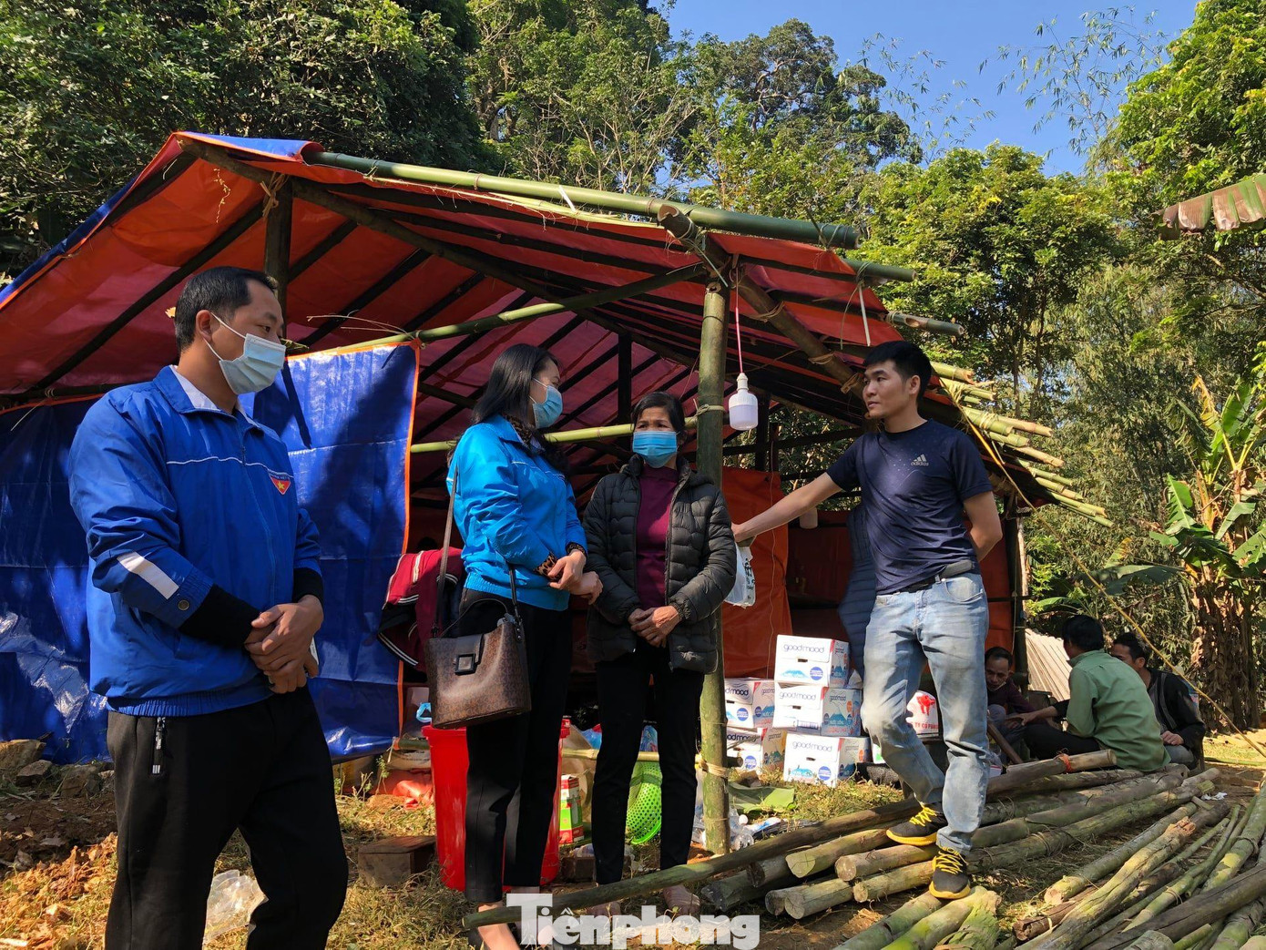 Người dân địa phương dựng túp lều cho gia đình bà Mẩu ở tạm -Ảnh: Duy Chiến Người dân địa phương dựng túp lều cho gia đình bà Mẩu ở tạm -Ảnh: Duy Chiến