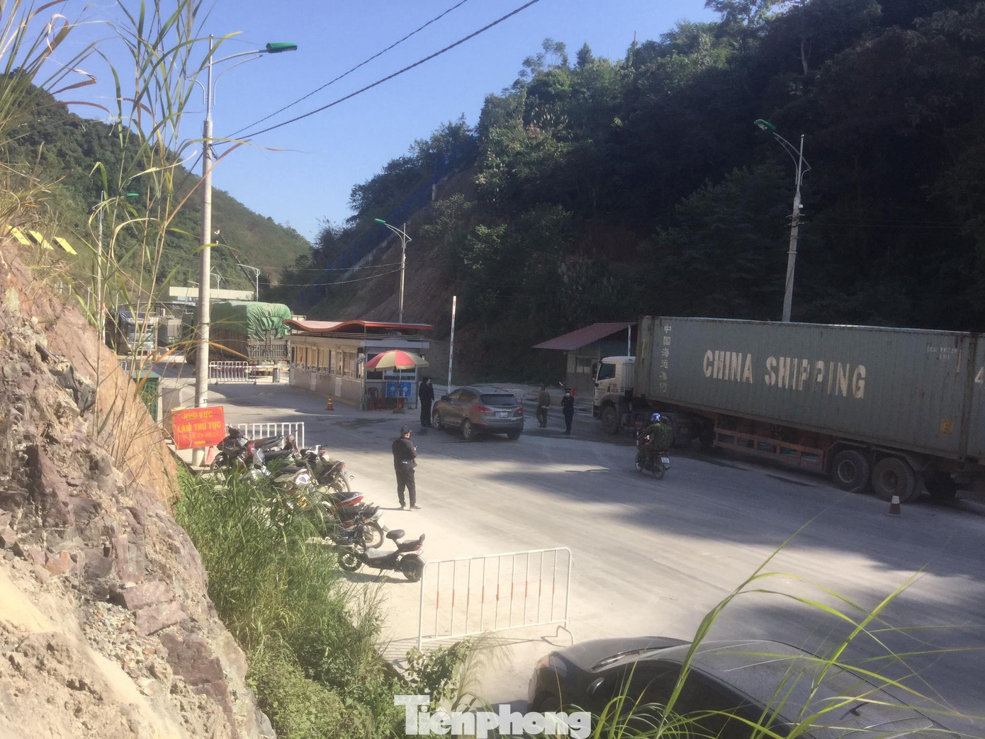 Sáng 5/12 có gần 100 xe ô tô được thông quan sang Trung Quốc. Ảnh: Duy Chiến Sáng 5/12 có gần 100 xe ô tô được thông quan sang Trung Quốc. Ảnh: Duy Chiến