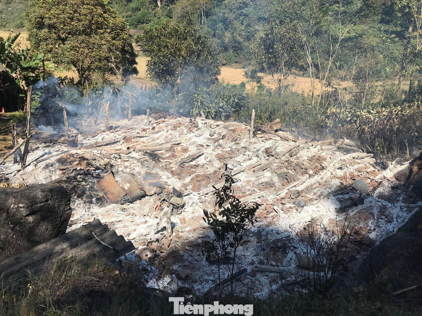 Các vật dụng, đồ đạc của gia đình bà Mẩu đã cháy thành than. Các vật dụng, đồ đạc của gia đình bà Mẩu đã cháy thành than.