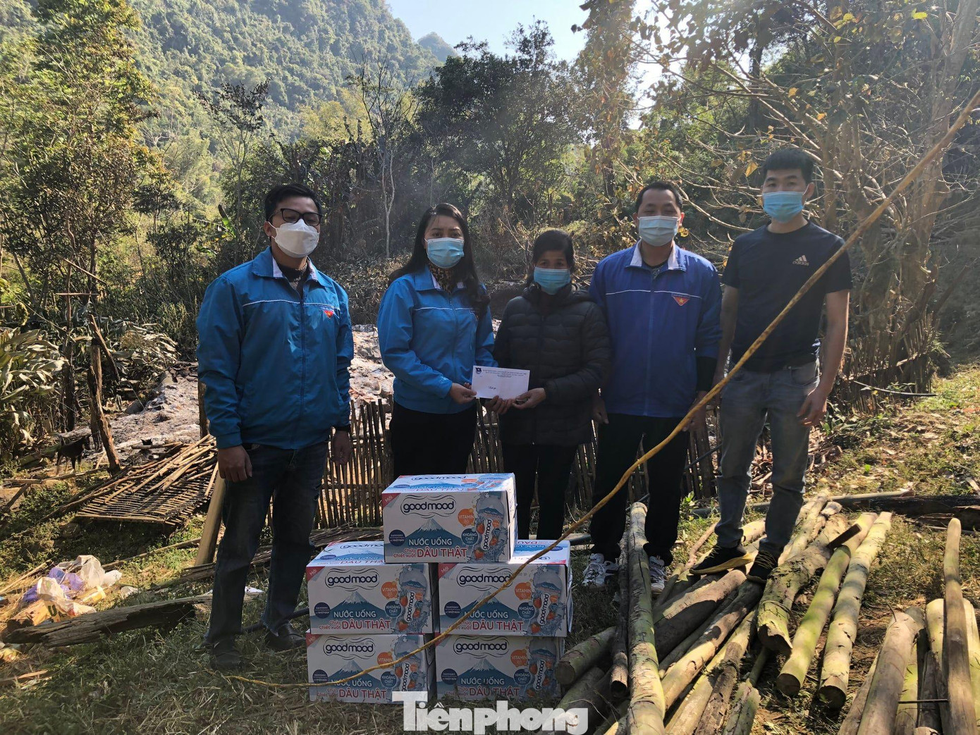 Tuổi trẻ huyện Chi Lăng thăm hỏi, tặng quà hỗ trợ gia đình bà Mẩu, giúp bà sớm ổn định cuộc sống. Tuổi trẻ huyện Chi Lăng thăm hỏi, tặng quà hỗ trợ gia đình bà Mẩu, giúp bà sớm ổn định cuộc sống.