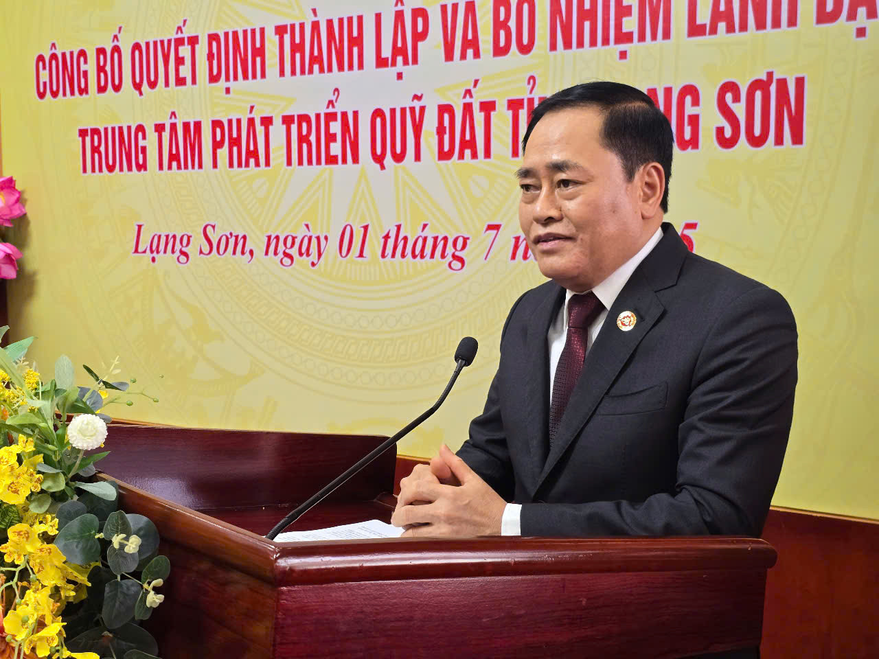 Chủ tịch UBND tỉnh Lạng Sơn Hồ Tiến Thiệu phát biểu chỉ đạo, giao nhiệm vụ cho Ban lãnh đạo mới- Trung tâm Phát triển quỹ đất tỉnh Lạng Sơn. Ảnh: Duy Chiến