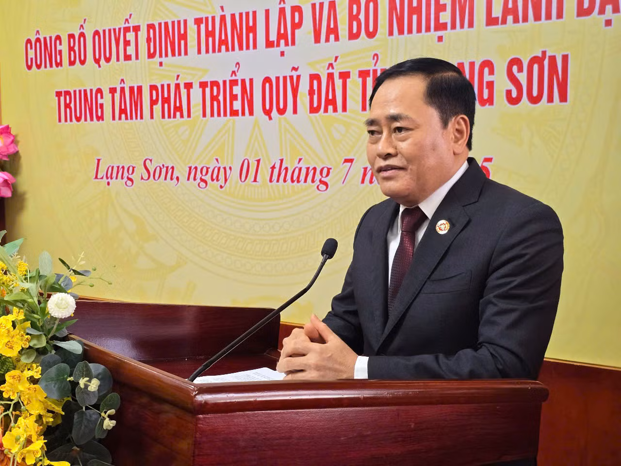 Chủ tịch UBND tỉnh Lạng Sơn Hồ Tiến Thiệu phát biểu chỉ đạo, giao nhiệm vụ cho Ban lãnh đạo mới- Trung tâm Phát triển quỹ đất tỉnh Lạng Sơn. Ảnh: Duy Chiến Chủ tịch UBND tỉnh Lạng Sơn Hồ Tiến Thiệu phát biểu chỉ đạo, giao nhiệm vụ cho Ban lãnh đạo mới- Trung tâm Phát triển quỹ đất tỉnh Lạng Sơn. Ảnh: Duy Chiến
