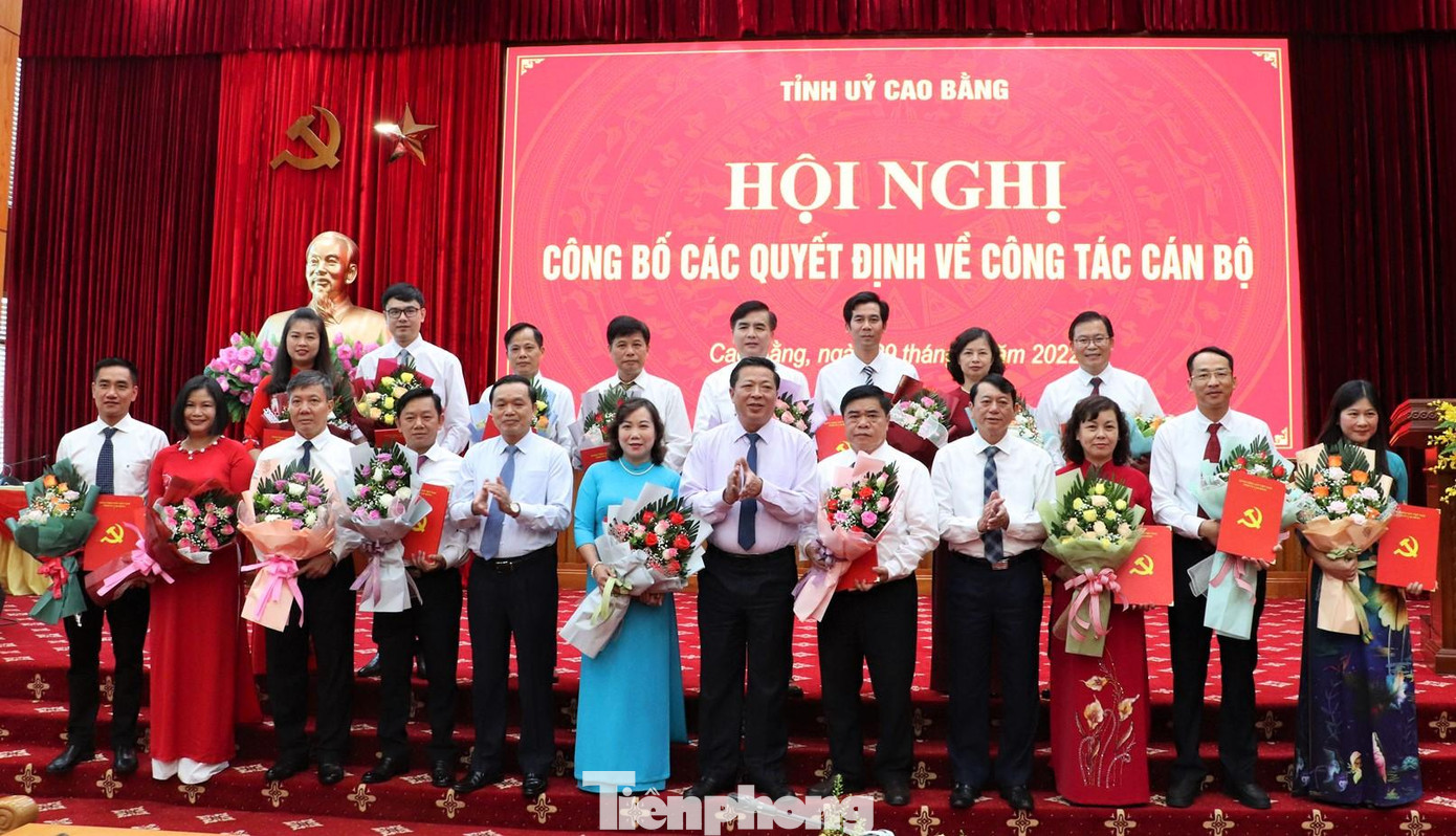 Lãnh đạo tỉnh Cao Bằng tặng hoa chúc mừng 17 đồng chí được luân chuyển, bổ nhiệm giữ trọng trách mới. - Ảnh: T.L Lãnh đạo tỉnh Cao Bằng tặng hoa chúc mừng 17 đồng chí được luân chuyển, bổ nhiệm giữ trọng trách mới. - Ảnh: T.L