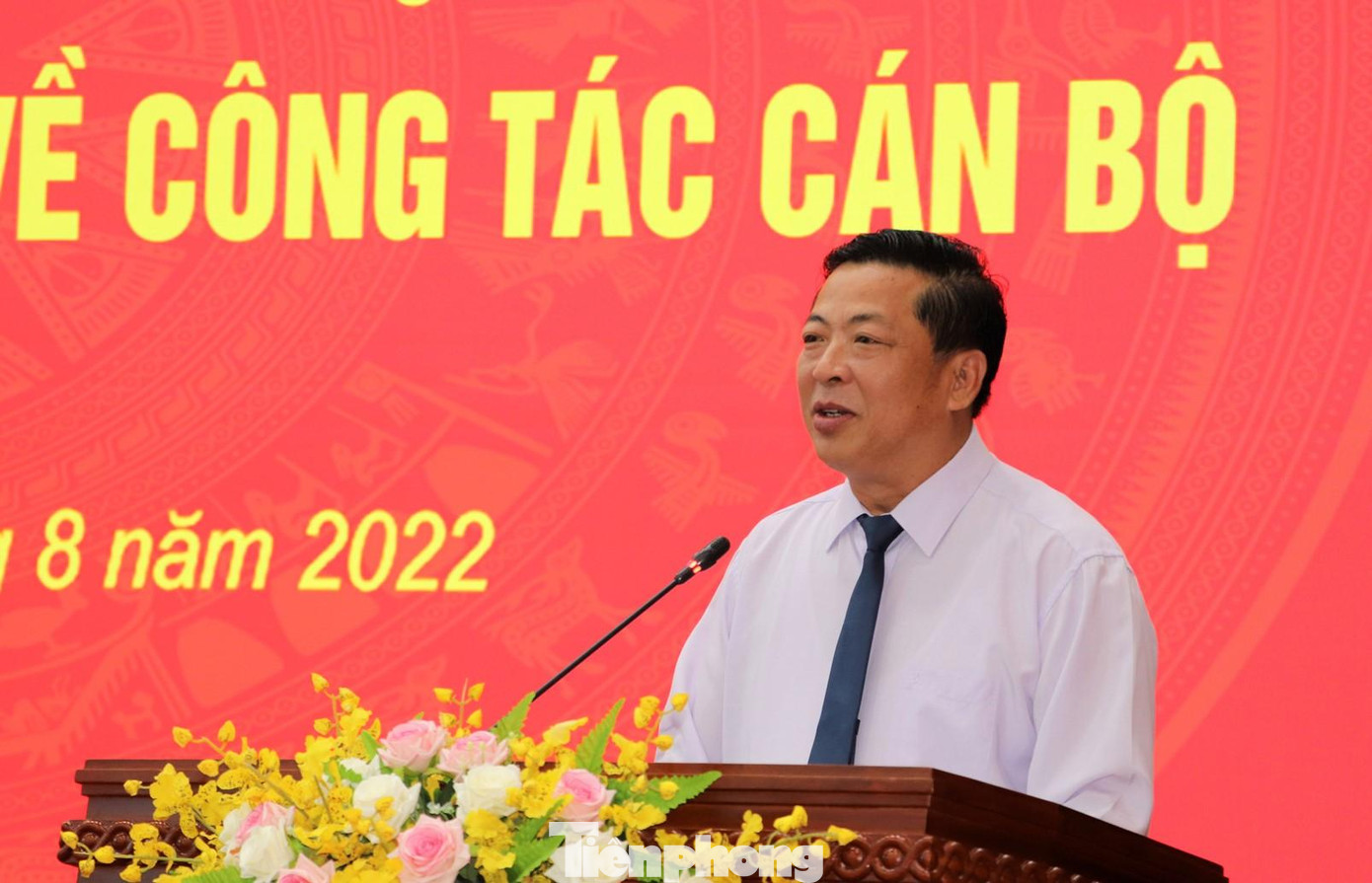 Phát biểu giao nhiệm vụ, Bí thư Tỉnh ủy Cao Bằng Trần Hồng Minh mong muốn trên cương vị mới, các đồng chí nhận nhiệm vụ mới sẽ nỗ lực vươn lên, thu được nhiều thành công hơn nữa. - Ảnh: T.L Phát biểu giao nhiệm vụ, Bí thư Tỉnh ủy Cao Bằng Trần Hồng Minh mong muốn trên cương vị mới, các đồng chí nhận nhiệm vụ mới sẽ nỗ lực vươn lên, thu được nhiều thành công hơn nữa. - Ảnh: T.L