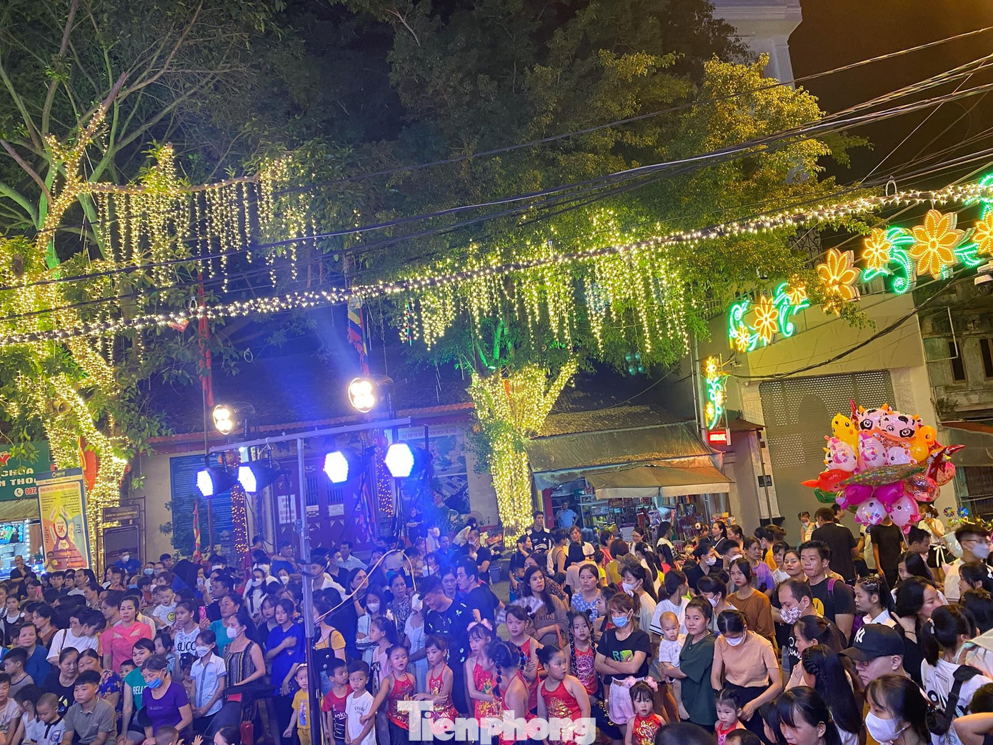 Đông đảo ĐVTN, thiếu nhi và nhân dân thành phố Lạng Sơn tham gia hưởng ứng hoạt động tình nguyện "Vì đàn em thân yêu" -Ảnh: Duy Chiến Đông đảo ĐVTN, thiếu nhi và nhân dân thành phố Lạng Sơn tham gia hưởng ứng hoạt động tình nguyện "Vì đàn em thân yêu" -Ảnh: Duy Chiến