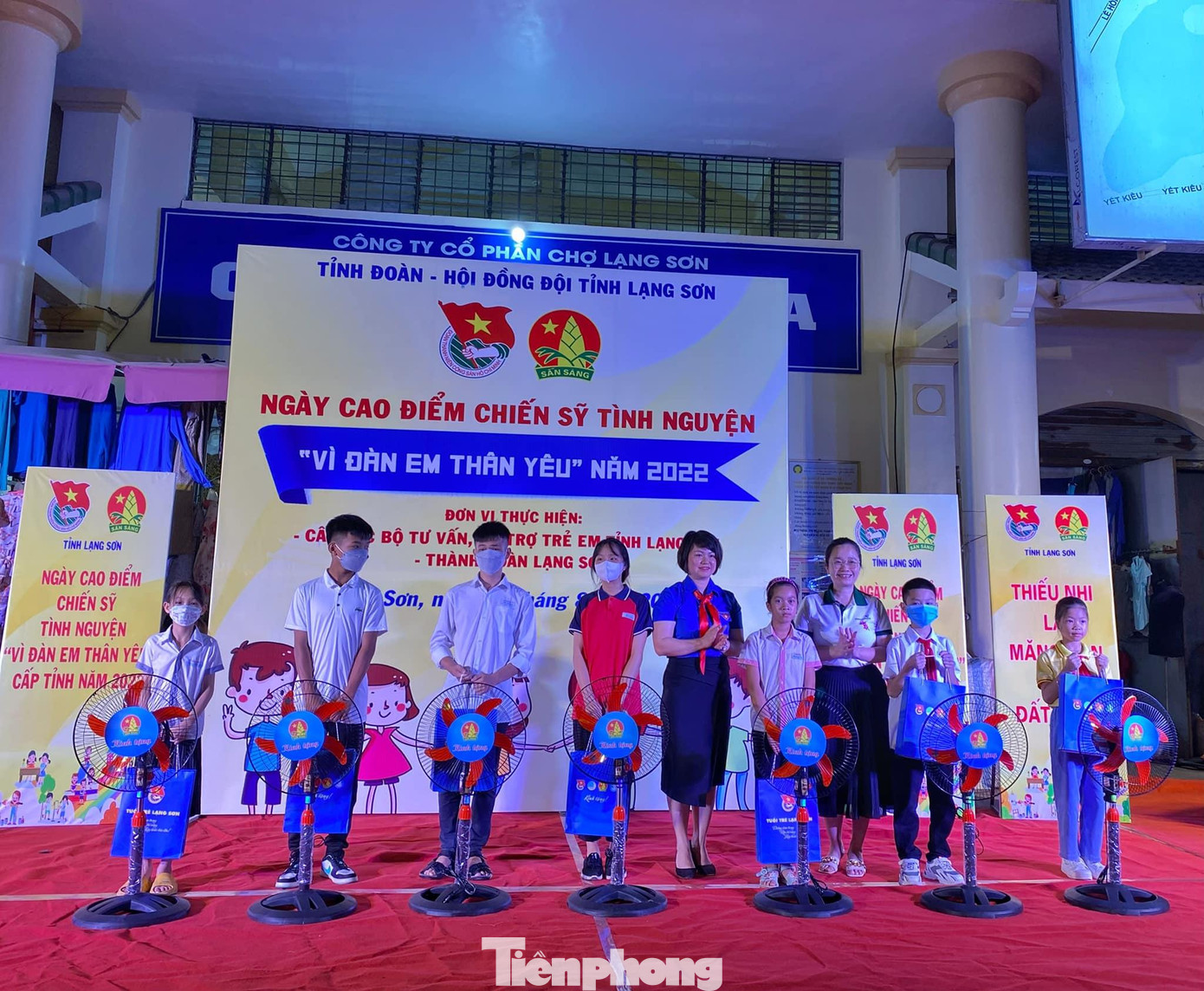 Tỉnh Đoàn- Hội đồng Đội tỉnh và nhà tài trợ trao quà cho học sinh nghèo vượt khó trên địa bàn tỉnh Lạng Sơn -Ảnh: Duy Chiến Tỉnh Đoàn- Hội đồng Đội tỉnh và nhà tài trợ trao quà cho học sinh nghèo vượt khó trên địa bàn tỉnh Lạng Sơn -Ảnh: Duy Chiến