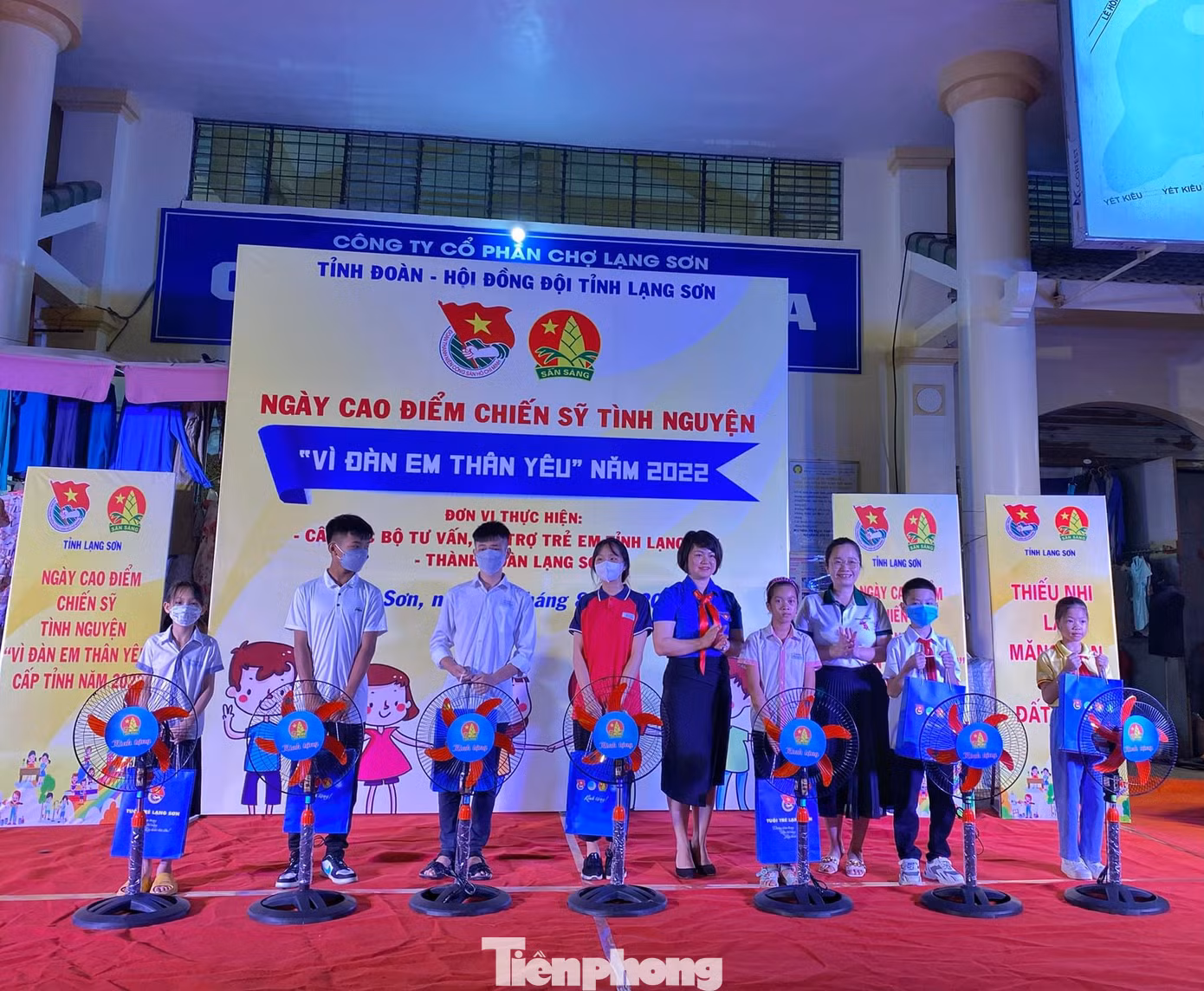 Tỉnh Đoàn- Hội đồng Đội tỉnh và nhà tài trợ trao quà cho học sinh nghèo vượt khó trên địa bàn tỉnh Lạng Sơn -Ảnh: Duy Chiến