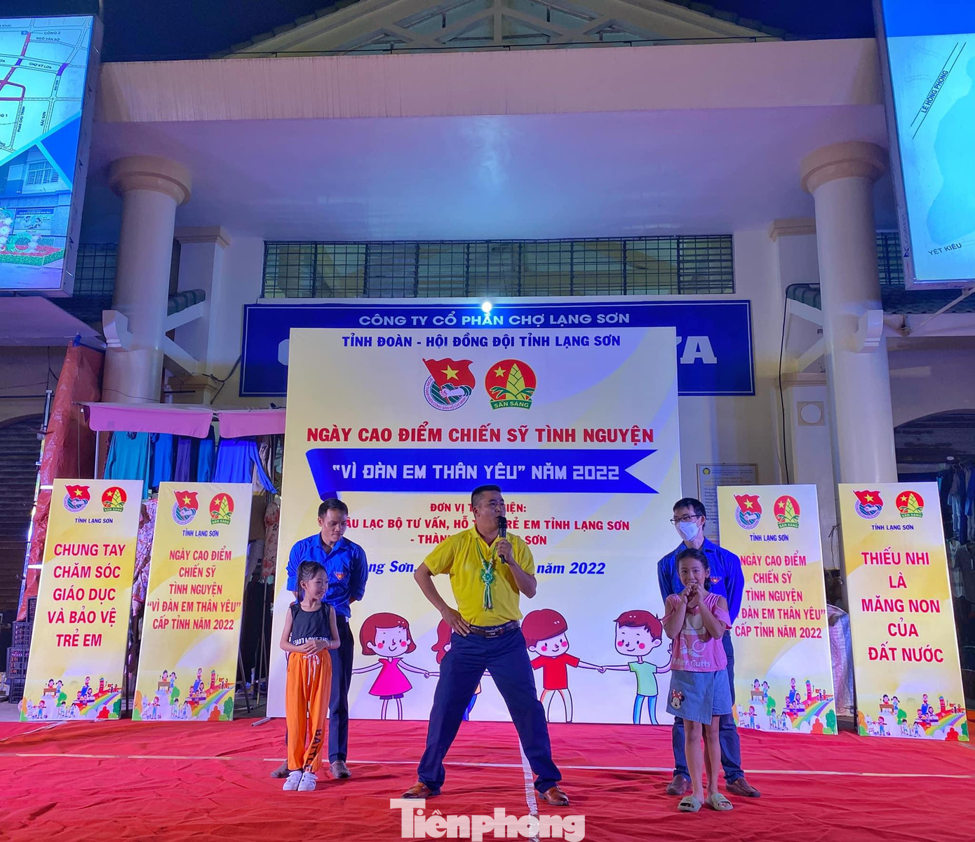 Các anh chị phụ trách hướng dẫn các em thiếu nhi tham gia các trò chơi -Ảnh: Duy Chiến Các anh chị phụ trách hướng dẫn các em thiếu nhi tham gia các trò chơi -Ảnh: Duy Chiến