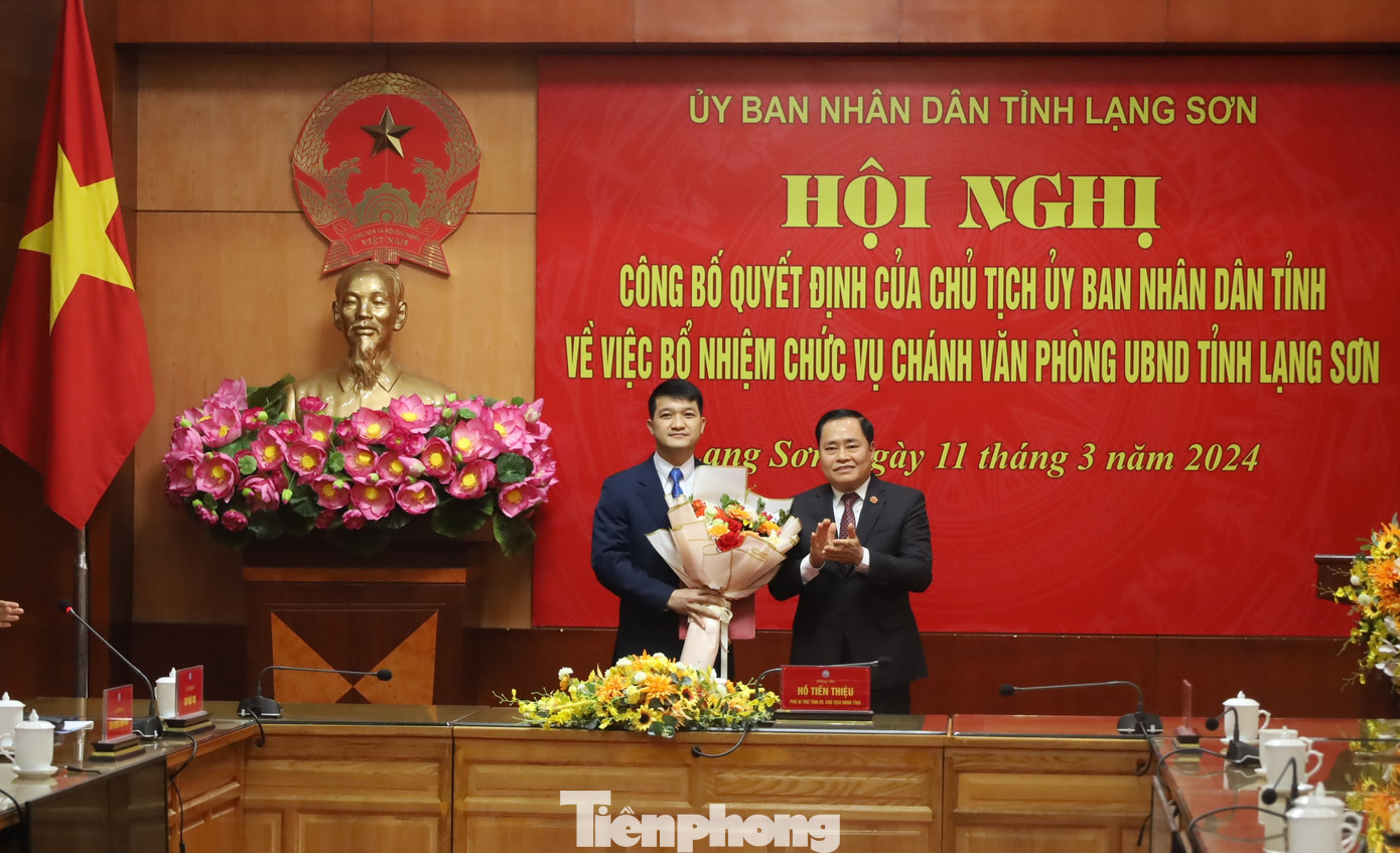 Tân Chánh Văn phòng UBND tỉnh Lạng Sơn Trịnh Tiến Duy (bìa trái) nhận Quyết định, hoa chúc mừng của lãnh đạo UBND tỉnh Lạng Sơn. Ảnh: Duy Chiến