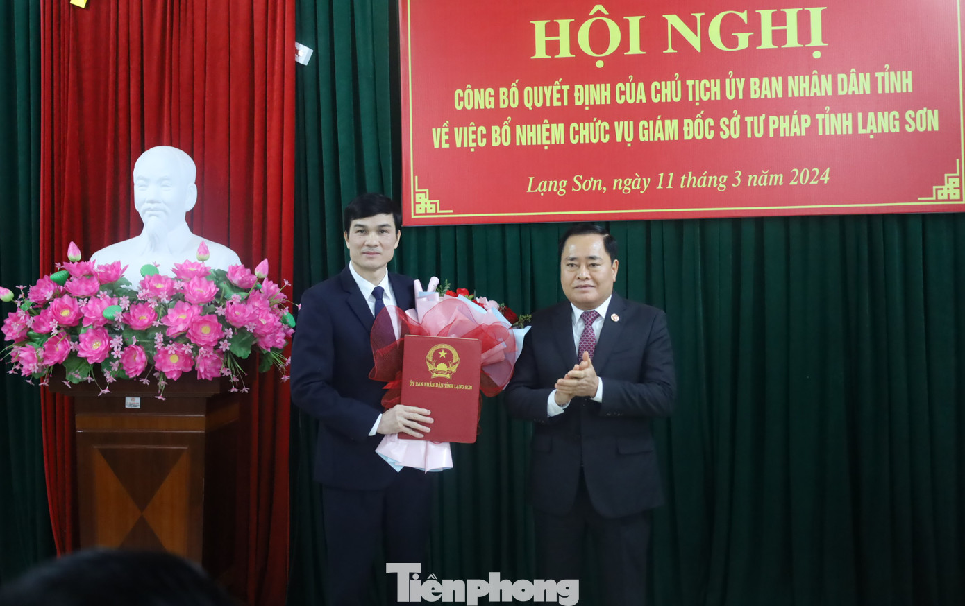 Chủ tịch UBND tỉnh Lạng Sơn trao quyết định bổ nhiệm Giám đốc Sở Tư pháp cho ông Sái Văn Đông (bìa trái). Ảnh: Duy Chiến