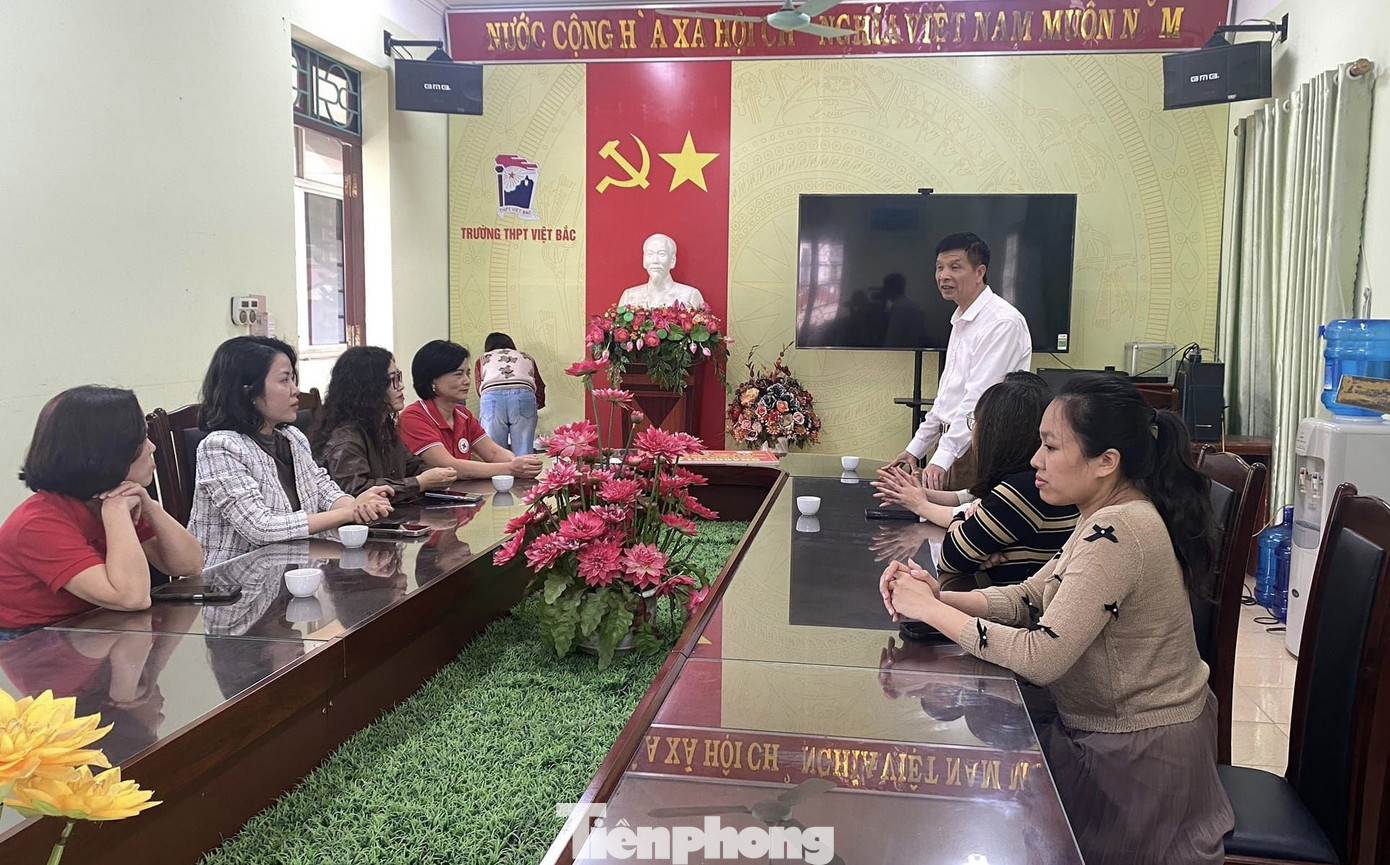 Thầy Nguyễn Chiến Thắng (đứng, bìa phải) chia sẻ về bệnh tình của Huyền .Ảnh: Duy Chiến Thầy Nguyễn Chiến Thắng (đứng, bìa phải) chia sẻ về bệnh tình của Huyền .Ảnh: Duy Chiến