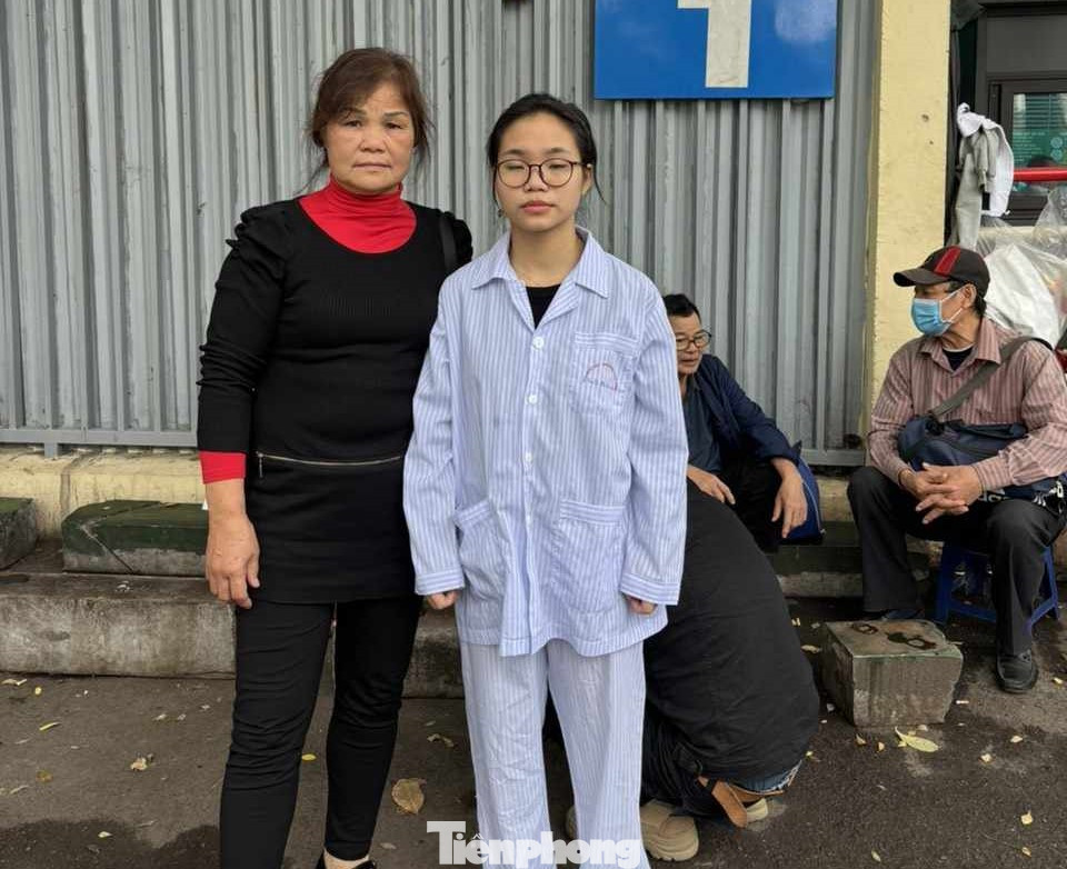 Em Huyền (bìa phải) đi thăm khám ở nhiều bệnh viện ở Hà Nội để tìm nguyên nhân và cách chữa trị .Ảnh: Duy Chiến Em Huyền (bìa phải) đi thăm khám ở nhiều bệnh viện ở Hà Nội để tìm nguyên nhân và cách chữa trị .Ảnh: Duy Chiến