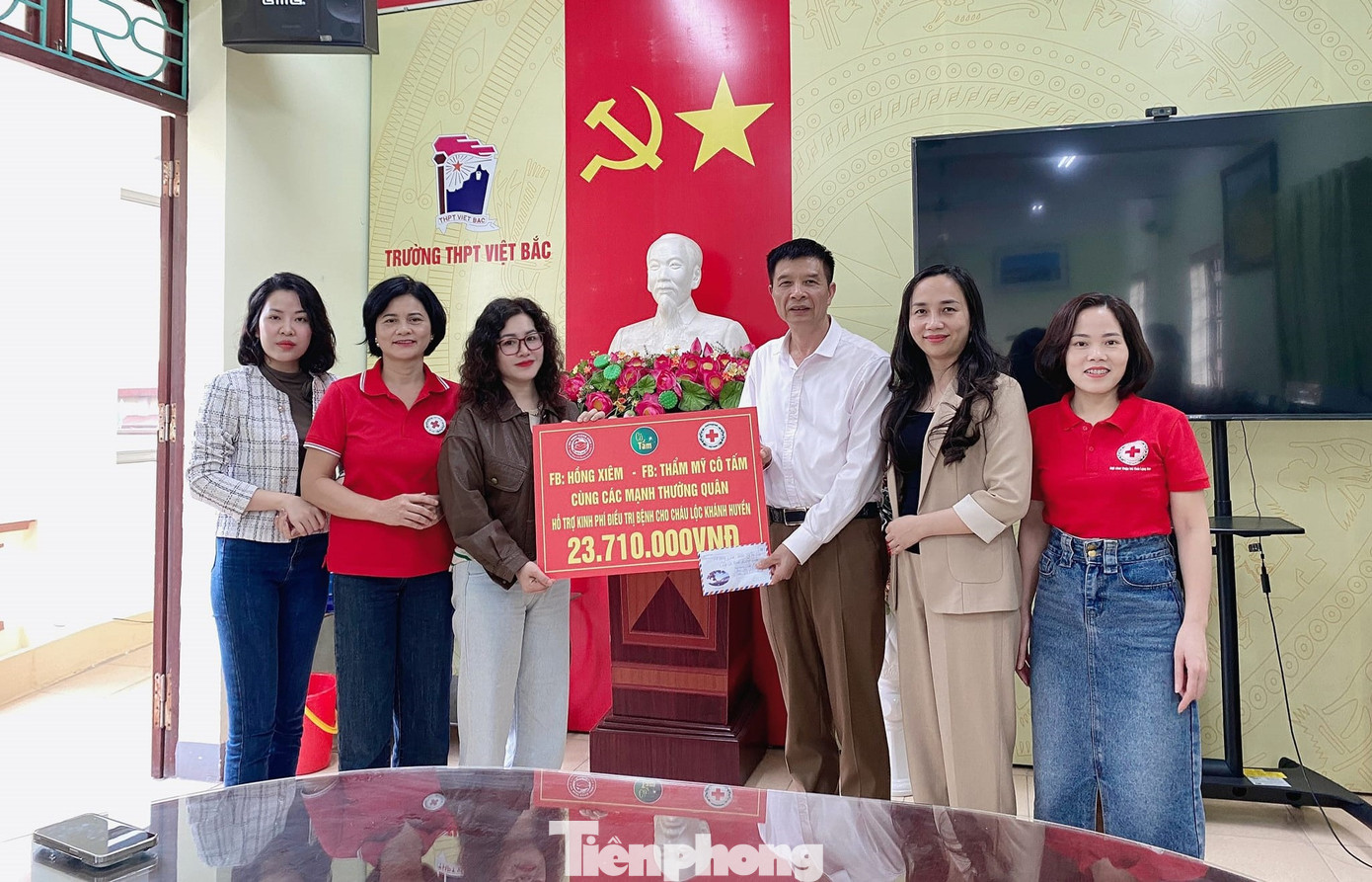 Cảm thông với gia cảnh của em Huyền, các nhà hảo tâm đã chung tay, giúp đỡ .Ảnh: Duy Chiến Cảm thông với gia cảnh của em Huyền, các nhà hảo tâm đã chung tay, giúp đỡ .Ảnh: Duy Chiến