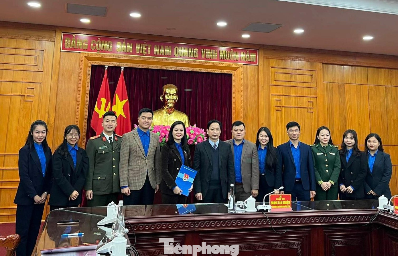 Lãnh đạo tỉnh ủy Lạng Sơn chụp ảnh lưu niệm, chúc mừng Đoàn đại biểu tỉnh nhà tham dự Đại hội Đoàn toàn quốc lần thứ XII - Ảnh: Duy Chiến Lãnh đạo tỉnh ủy Lạng Sơn chụp ảnh lưu niệm, chúc mừng Đoàn đại biểu tỉnh nhà tham dự Đại hội Đoàn toàn quốc lần thứ XII - Ảnh: Duy Chiến