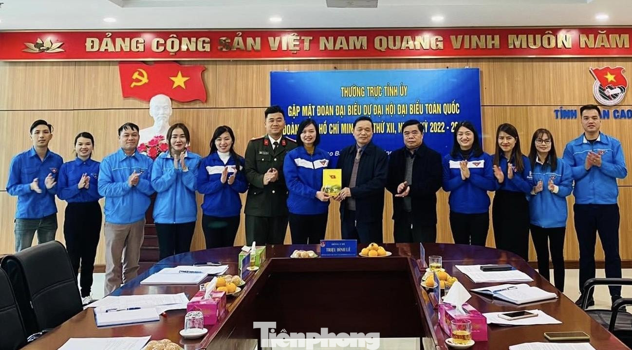 Thường trực Tỉnh ủy Cao Bằng chúc mừng các địa biểu ưu tú tỉnh nhà tham dự Đại hội đại biểu toàn quốc Đoàn TNCS Hồ Chí Minh lần thứ XII - Ảnh: TL Thường trực Tỉnh ủy Cao Bằng chúc mừng các địa biểu ưu tú tỉnh nhà tham dự Đại hội đại biểu toàn quốc Đoàn TNCS Hồ Chí Minh lần thứ XII - Ảnh: TL