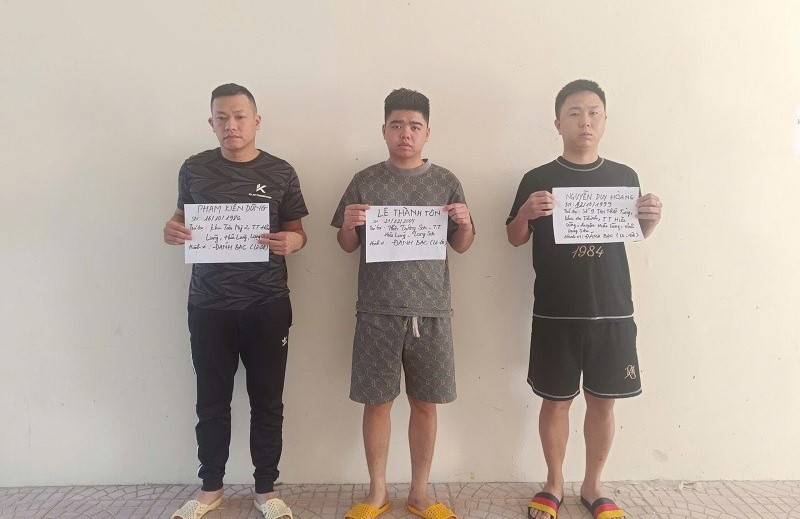 Các đối tượng tổ chức và đánh bạc tại cơ quan công an. Ảnh: H.M