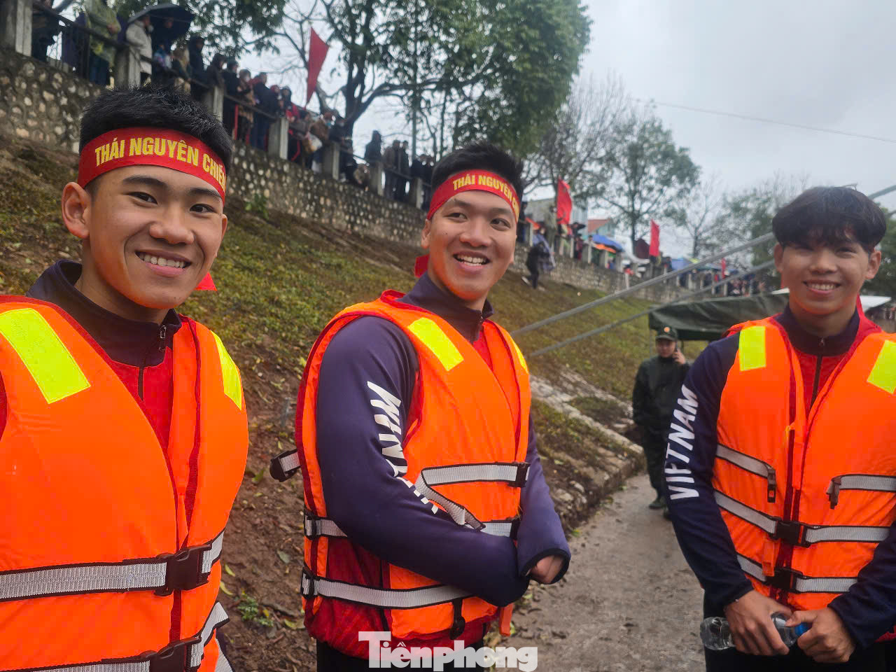 Các trai tráng Lạng Sơn và các tỉnh hào hứng tham gia hội đua bè mảng trên sông Kỳ Cùng. Các trai tráng Lạng Sơn và các tỉnh hào hứng tham gia hội đua bè mảng trên sông Kỳ Cùng.