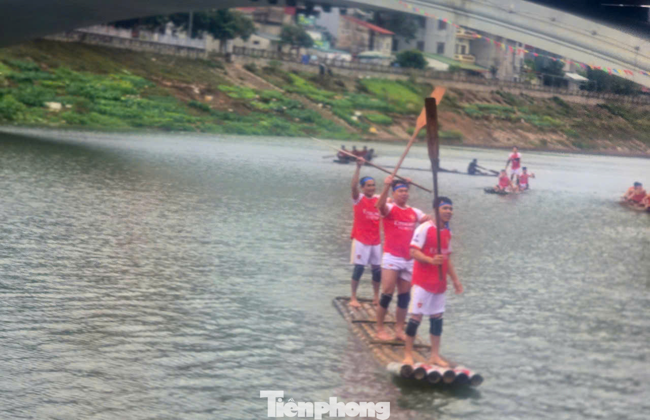 Nhờ sự dẻo dai, dũng mãnh và mưu trí nên đội đua huyện Tràng Định đã giành giải Nhất hội đua bè mảng Lạng Sơn xuân 2025. Nhờ sự dẻo dai, dũng mãnh và mưu trí nên đội đua huyện Tràng Định đã giành giải Nhất hội đua bè mảng Lạng Sơn xuân 2025.