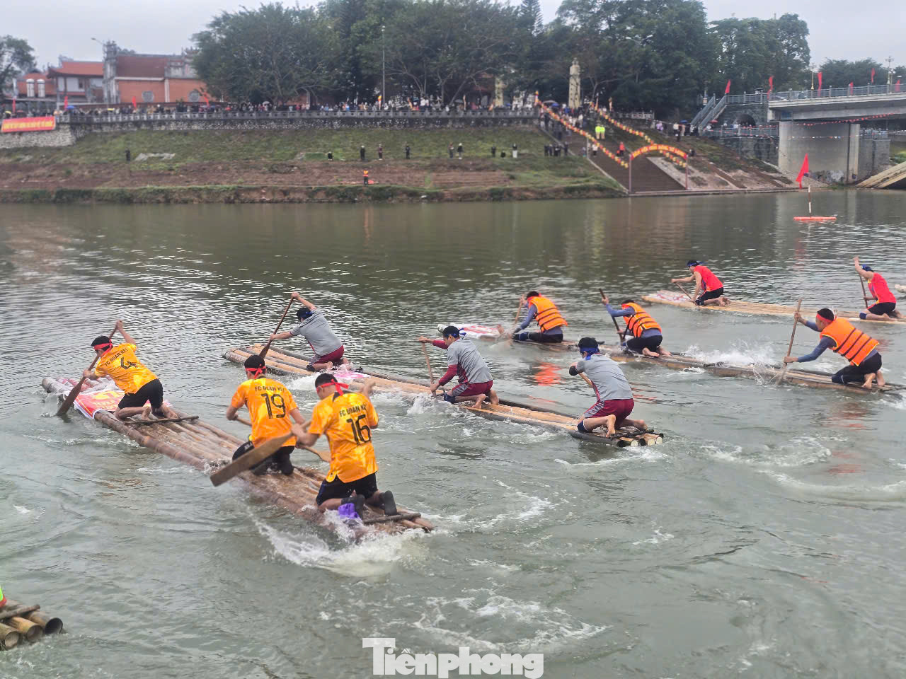 Do địa hình chịu sự chi phối của khí hậu nhiệt đới gió mùa, lại nằm trong vùng đất dốc thuộc khu vực miền núi, vì vậy Lạng Sơn có mạng lưới sông ngòi khá phong phú, mật độ sông suối của Lạng Sơn thuộc loại từ trung bình đến khá dày. Các huyện, thành phố trên địa bàn có các đội thường xuyên luyện tập chèo bè mảng trên sông. Trong ảnh, các vận động viên hào hứng vào cuộc đua. Ảnh: Duy Chiến. Do địa hình chịu sự chi phối của khí hậu nhiệt đới gió mùa, lại nằm trong vùng đất dốc thuộc khu vực miền núi, vì vậy Lạng Sơn có mạng lưới sông ngòi khá phong phú, mật độ sông suối của Lạng Sơn thuộc loại từ trung bình đến khá dày. Các huyện, thành phố trên địa bàn có các đội thường xuyên luyện tập chèo bè mảng trên sông. Trong ảnh, các vận động viên hào hứng vào cuộc đua. Ảnh: Duy Chiến.