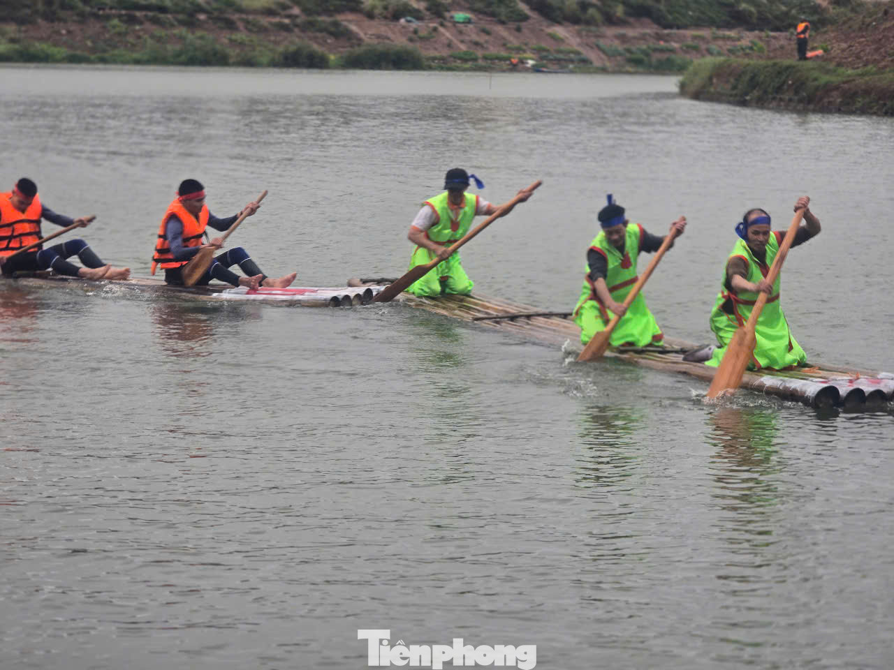 Đua bè mảng xuất phát từ truyền thuyết liên quan đến tục thờ Thần Rắn và tín ngưỡng thờ Thần Sông của cư dân vùng sông nước, mang tính nghi lễ nông nghiệp cổ xưa, gắn liền với lễ thức cầu mưa, cầu nước, cầu mùa, một sinh hoạt tín ngưỡng dân gian chứa đựng sắc thái tộc người rất độc đáo. Các thành viên đội đua bằng sức mạnh, trẻ trai, tạo cuộc đua gay cấn. Đua bè mảng xuất phát từ truyền thuyết liên quan đến tục thờ Thần Rắn và tín ngưỡng thờ Thần Sông của cư dân vùng sông nước, mang tính nghi lễ nông nghiệp cổ xưa, gắn liền với lễ thức cầu mưa, cầu nước, cầu mùa, một sinh hoạt tín ngưỡng dân gian chứa đựng sắc thái tộc người rất độc đáo. Các thành viên đội đua bằng sức mạnh, trẻ trai, tạo cuộc đua gay cấn.