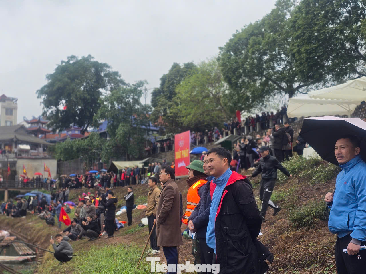 Hội đua bè mảng là dịp đồng bào các dân tộc xứ Lạng thể hiện sự ngưỡng mộ, tôn vinh, thành kính và tưởng nhớ công lao to lớn của các vị thánh thần đem lại sự bình yên. Ảnh: Duy Chiến. Hội đua bè mảng là dịp đồng bào các dân tộc xứ Lạng thể hiện sự ngưỡng mộ, tôn vinh, thành kính và tưởng nhớ công lao to lớn của các vị thánh thần đem lại sự bình yên. Ảnh: Duy Chiến.