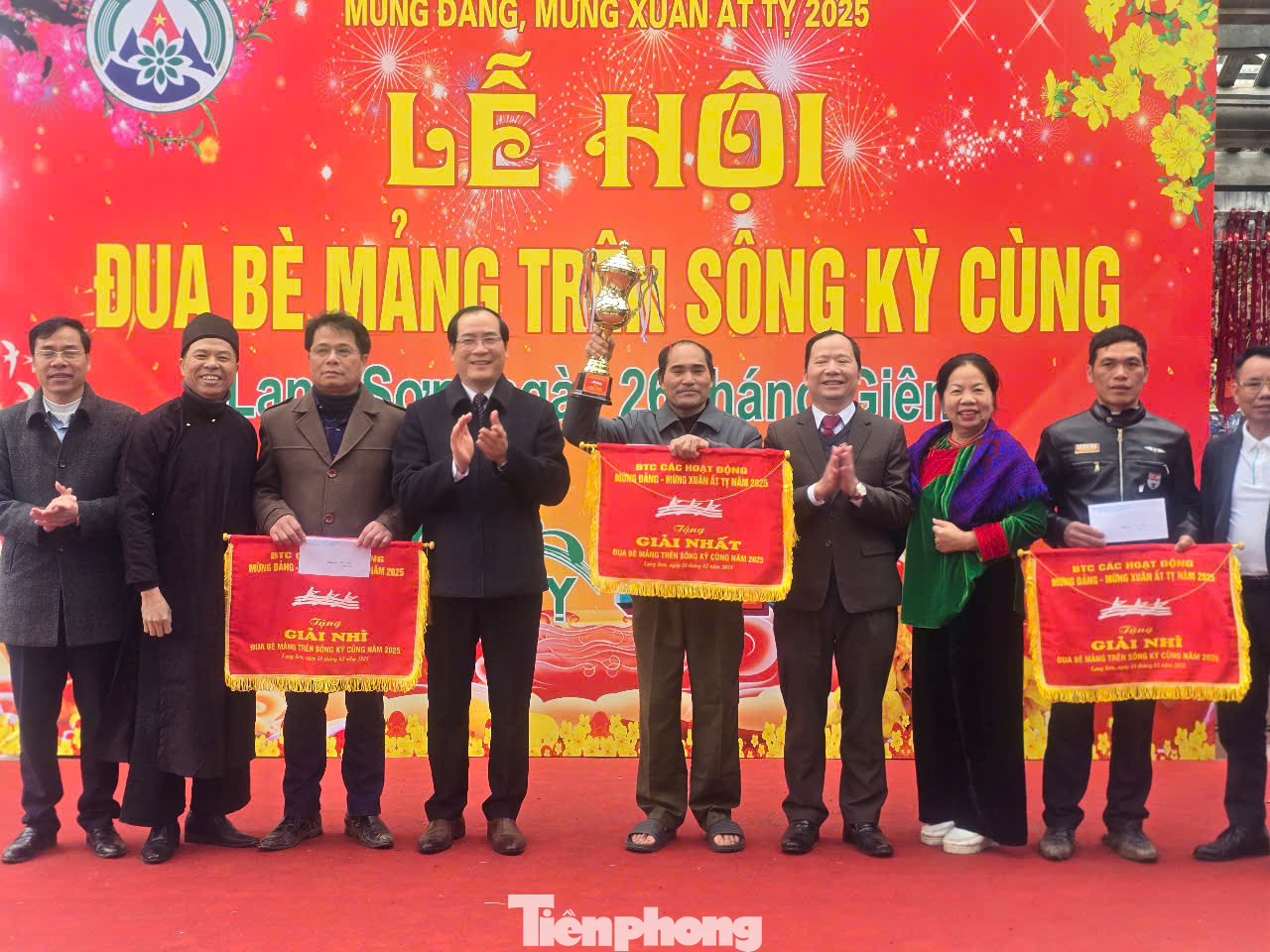 Ban tổ chức trao giải cho các đội xuất sắc. Ảnh: Duy Chiến Ban tổ chức trao giải cho các đội xuất sắc. Ảnh: Duy Chiến