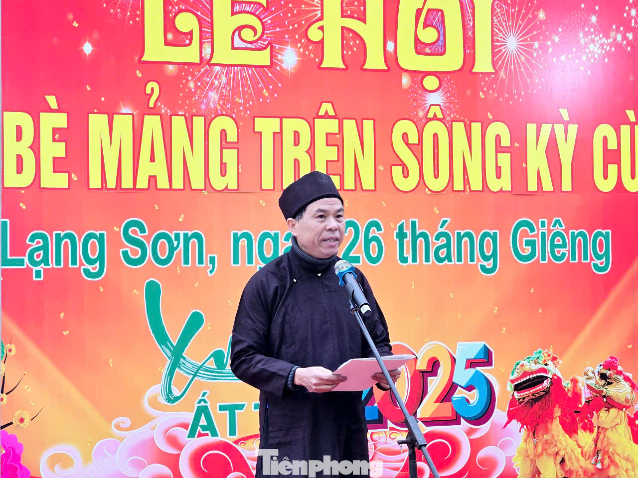 Ông Phan Văn Hòa, Phó giám đốc Sở Văn hóa - Thể thao và Du lịch, Trưởng ban tổ chức Hội đua bè mảng trên sông Kỳ Cùng năm 2025 phát biểu khai mạc. Ảnh: Duy Chiến. Ông Phan Văn Hòa, Phó giám đốc Sở Văn hóa - Thể thao và Du lịch, Trưởng ban tổ chức Hội đua bè mảng trên sông Kỳ Cùng năm 2025 phát biểu khai mạc. Ảnh: Duy Chiến.