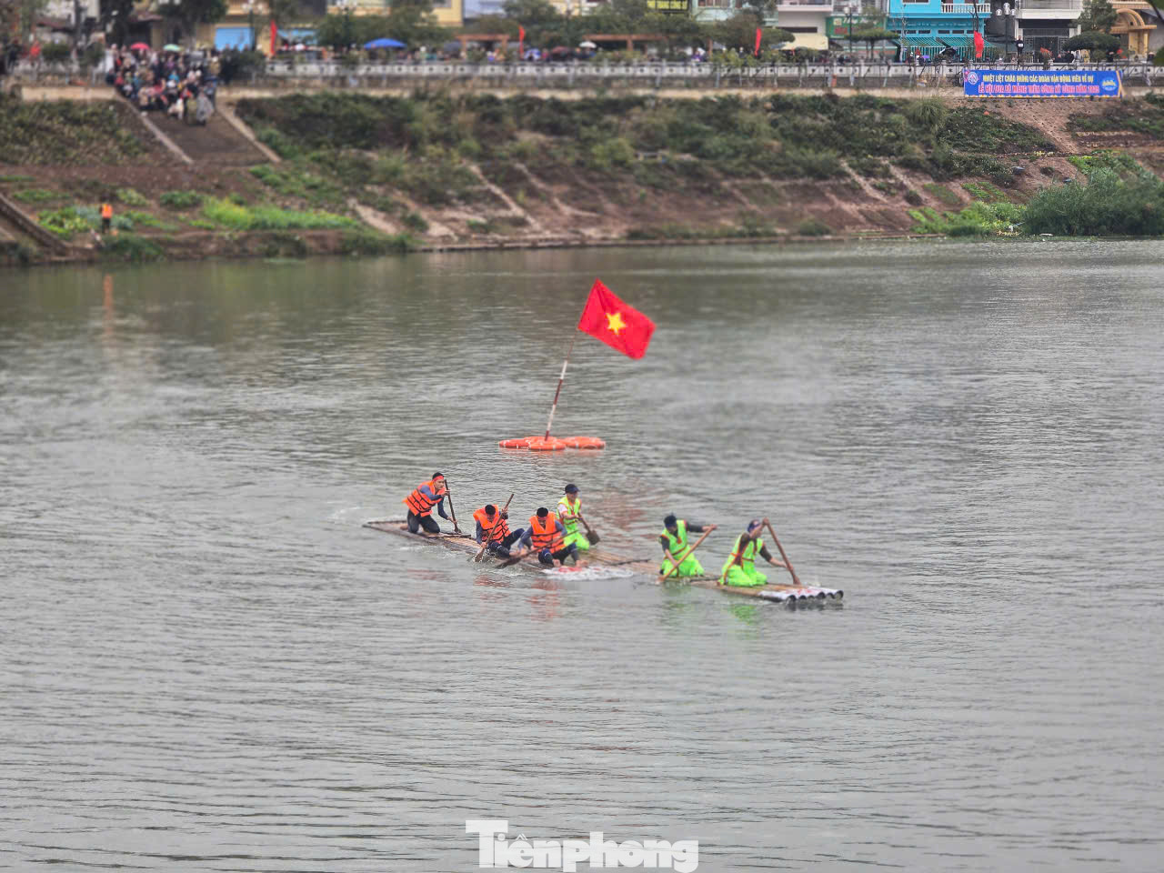 Cuộc đua có những động tác khó như xoay 3-5 vòng qua mốc chính và lật 6 vòng bè trước khi về đích. Ảnh: Duy Chiến. Cuộc đua có những động tác khó như xoay 3-5 vòng qua mốc chính và lật 6 vòng bè trước khi về đích. Ảnh: Duy Chiến.