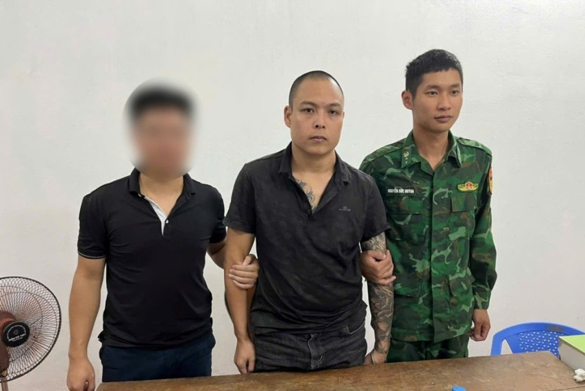 Đối tượng Lộc Văn Toàn (giữa).