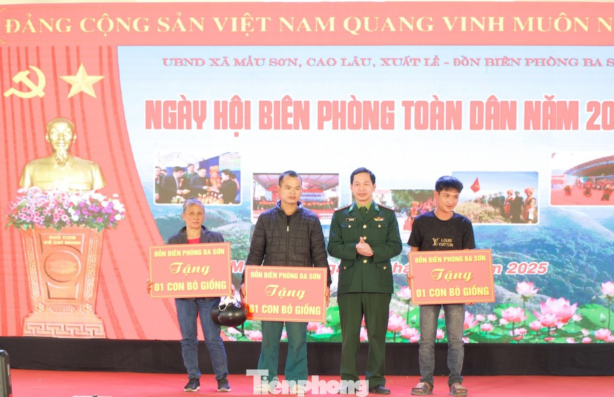 Đồn Biên phòng Ba Sơn trao sinh kế cho các hộ dân vùng biên giới huyện Cao Lộc. Đồn Biên phòng Ba Sơn trao sinh kế cho các hộ dân vùng biên giới huyện Cao Lộc.