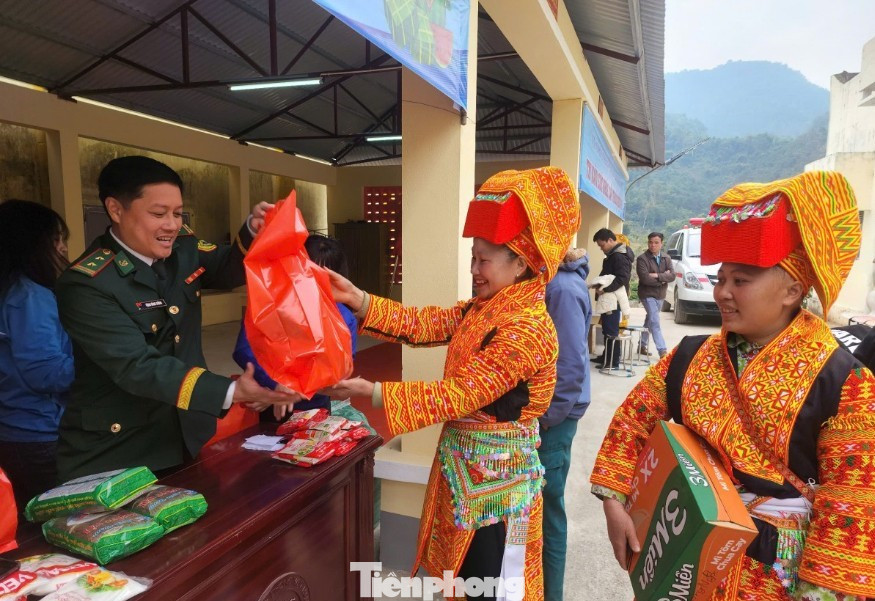 Tặng quà hỗ trợ người dân. Tặng quà hỗ trợ người dân.