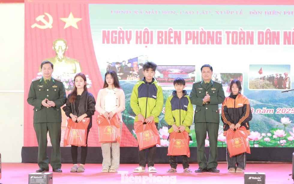 Trao quà cho các em trong chương trình "Nâng bước em đến trường" và mô hình 'Con nuôi Biên phòng" Trao quà cho các em trong chương trình "Nâng bước em đến trường" và mô hình 'Con nuôi Biên phòng"