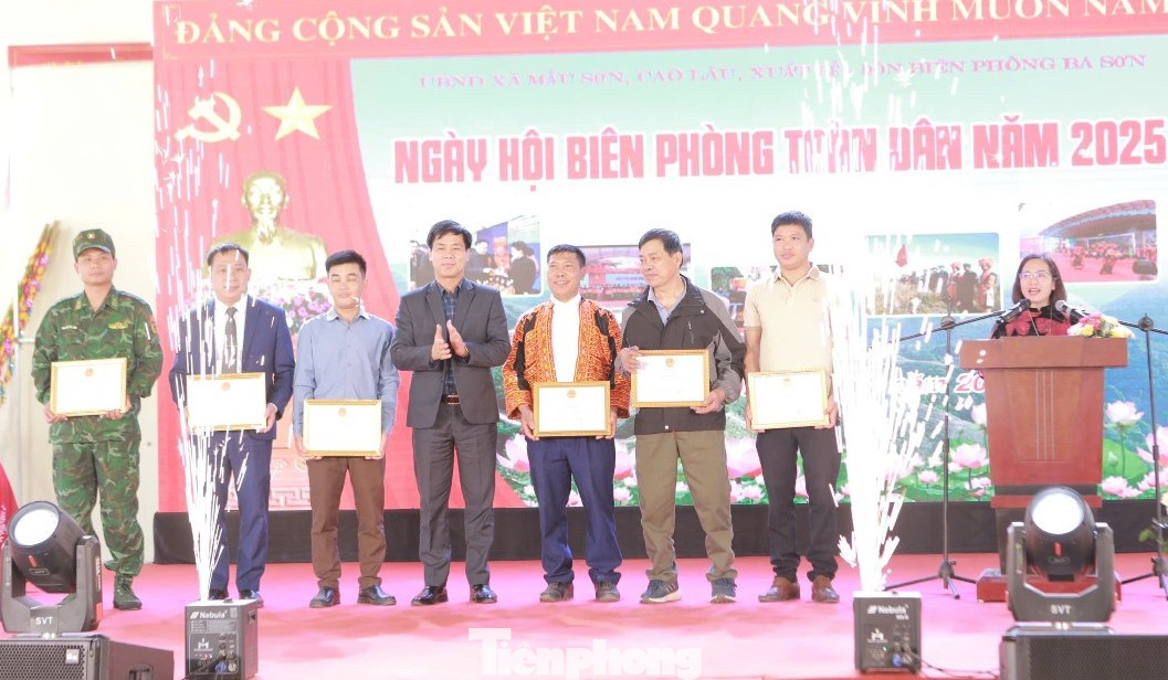 Các hộ dân vùng biên giới ba xã giáp biên có nhiều thành tích nhận Giấy khen của UBND huyện Cao Lộc. Các hộ dân vùng biên giới ba xã giáp biên có nhiều thành tích nhận Giấy khen của UBND huyện Cao Lộc.